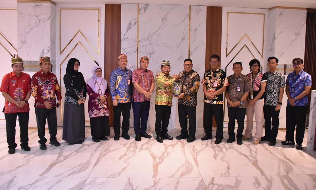 Bupati Kapuas, HM Wiyatno menerima cinderamata dari BNN Provinsi Kalteng, di Rumah Jabatan Bupati Kapuas, Jumat (6/2/2026).