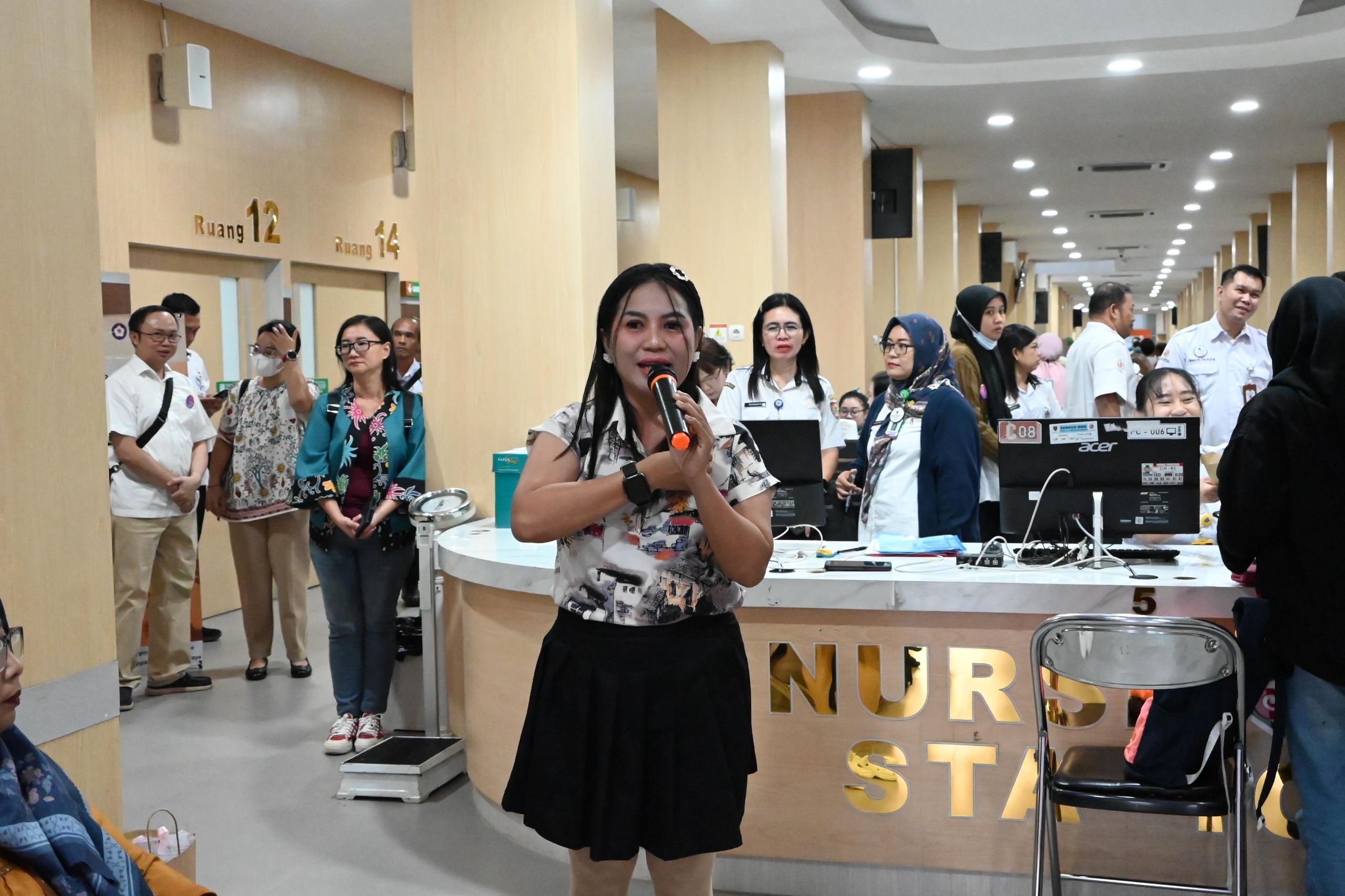 Desi rayakan Hari Kanker Sedunia bersama survivor kanker di RSUD Doris Sylvanus. Inset: Kondisi Desi saat mengidap kanker. SHAFA KAMILA/KALTENG POS