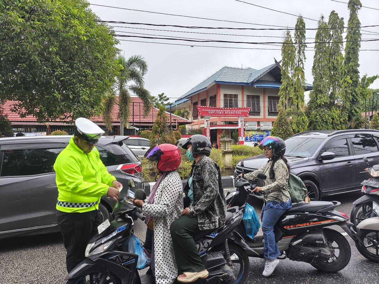 Petugas memeriksa kelengkapan berkendara.RIFQIKALTENG POS