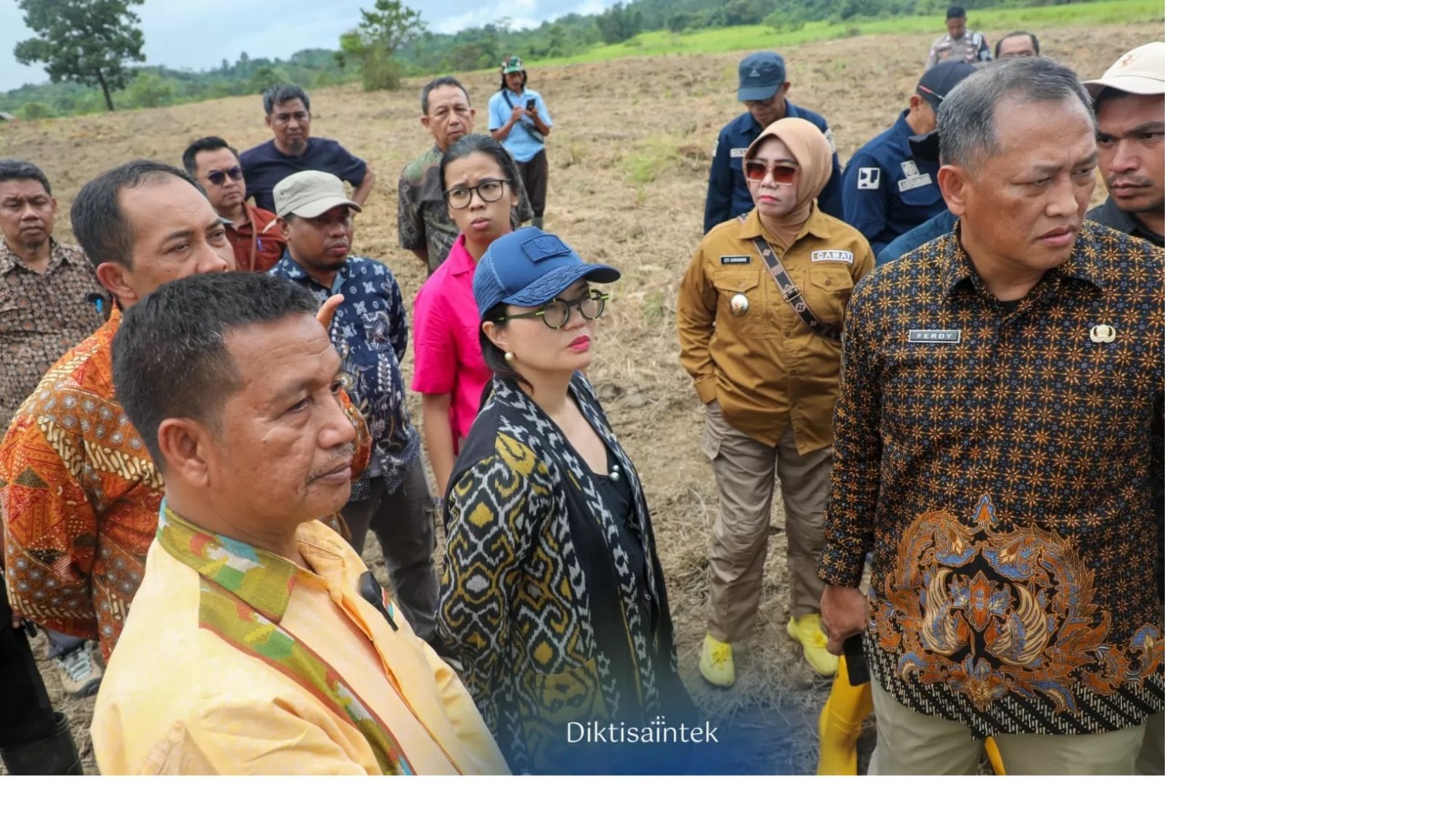 Wamendiktisaintek Stella Christie meninjau lokasi calon Sekolah Garuda di&nbsp;Desa Lebo Jaya,&nbsp;Kecamatan Konda, Konawe Selatan, Sultra. (Humas Kemendiktisaintek)