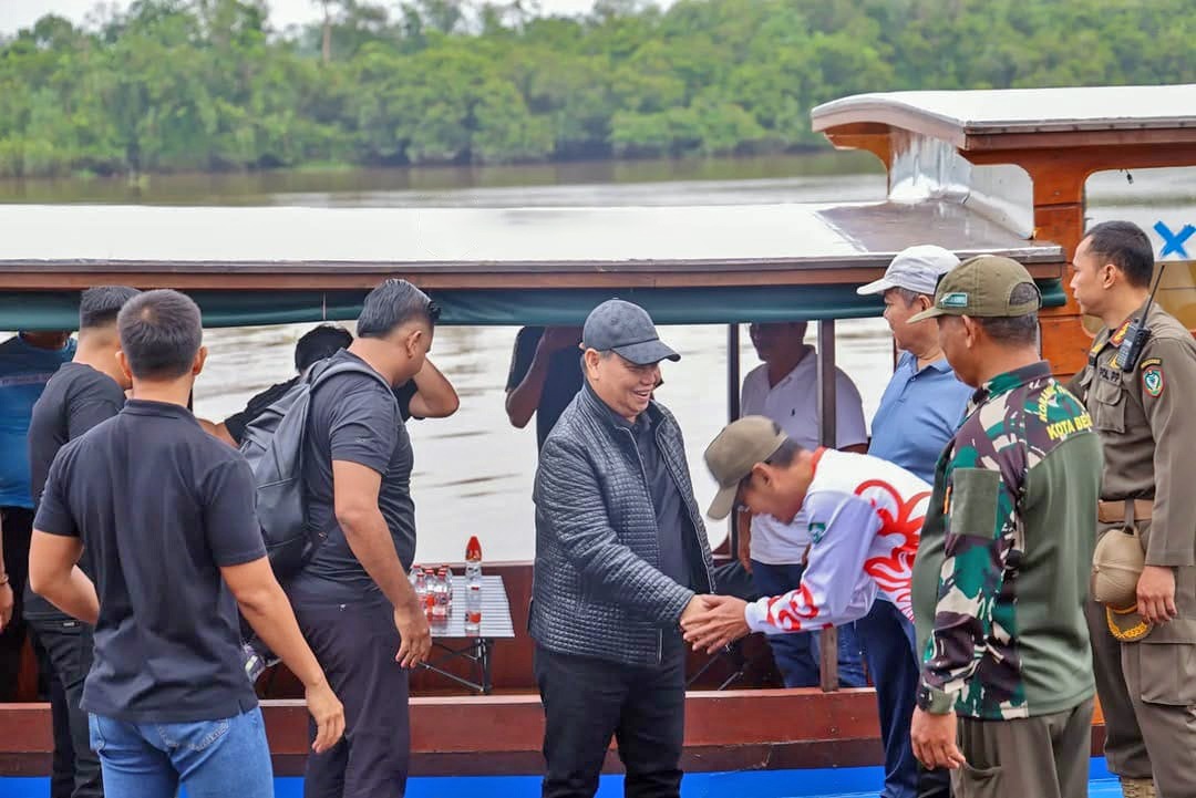 Bupati Kotim, Halikinnor meluncurkan kelotok susur sungai Pulau Hanibung di Kecamatan Kota Besi, Minggu (8/2/2026).