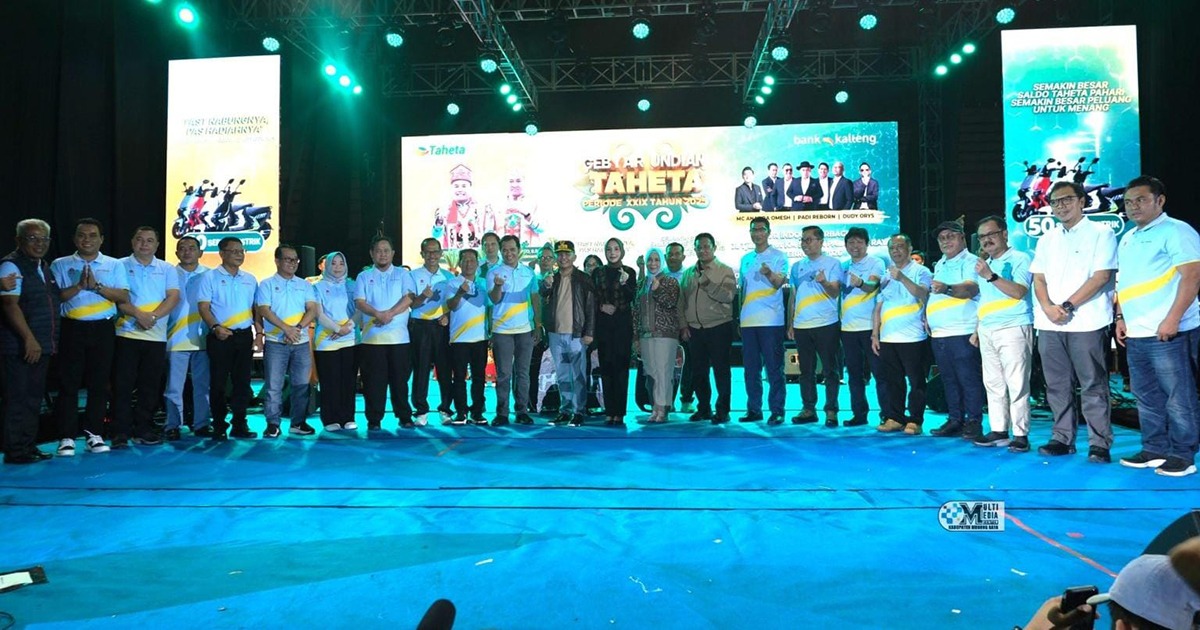 Bupati Mura, Heriyus berfoto bersama dengan jajaran forkopimda Provinsi Kalteng dan Bupati dan Walikota Se-Kalteng.