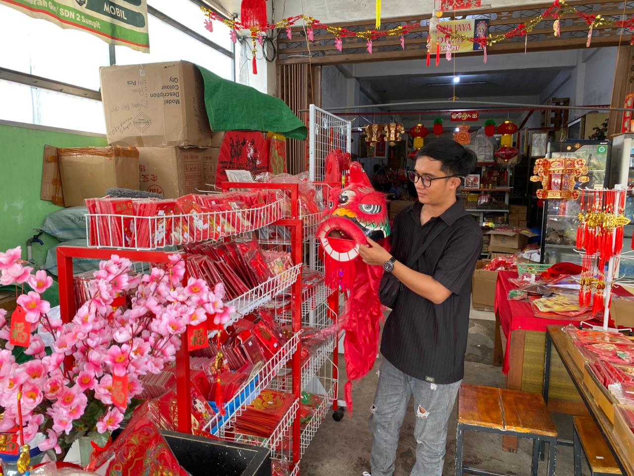 Penjual pernak-pernik Imlek di Sampit.MIFTAH/KALTENGPOS.JAWAPOS.COM