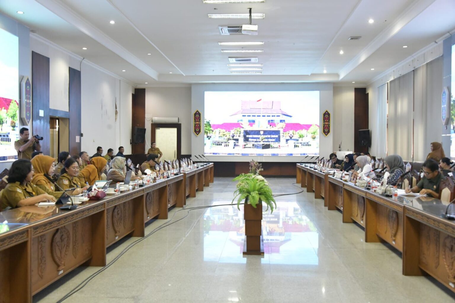 Tim Pansus Raperda Penyelenggaraan Penanaman Modal dan Pelayanan Terpadu Satu Pintu (PTSP) dengan Pemprov Kalteng di ruang rapat gabungan, Selasa (10/2/2026). SHAFA/KALTENG POS