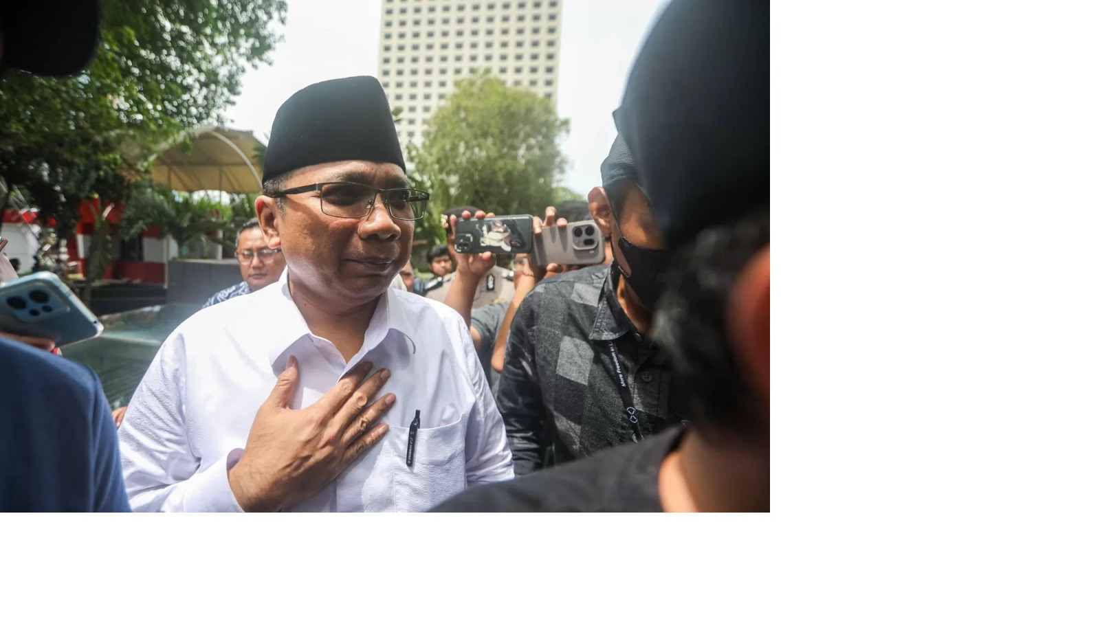 Tersangka kasus dugaan korupsi kuota haji, Mantan Menteri Agama Yaqut Cholil Qoumas bersiap menjalani pemeriksaan di Gedung Merah Putih KPK, Jakarta, Jumat (30/1/2026). (Salman Toyibi/Jawa Pos)
