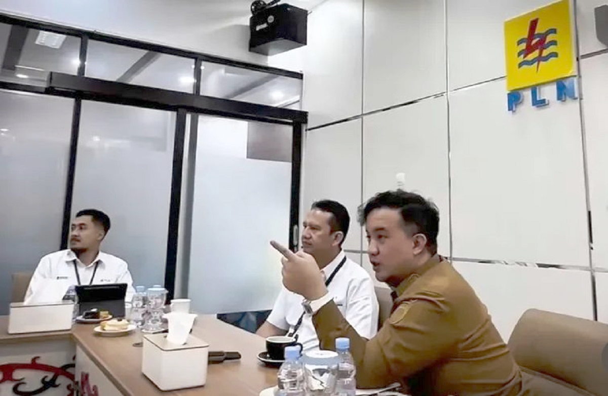 Bupati Lamandau Rizky Aditya Putra, saat mengunjungi PLN dan berkoordinasi percepatan penyelesaian aliran listrik di sejumlah desa wilayah Kabupaten Lamandau, belum lama ini. HUMAS for KALTENG POS