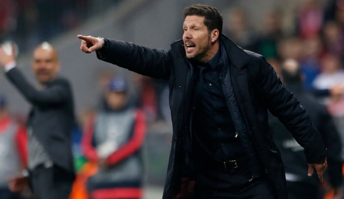 Pelatih Atletico Madrid, Diego Simeone, saat memberikan instruksi kepada anak asuhnya dalam suatu laga. (Sumber: Michaela Rehle/Reuters)