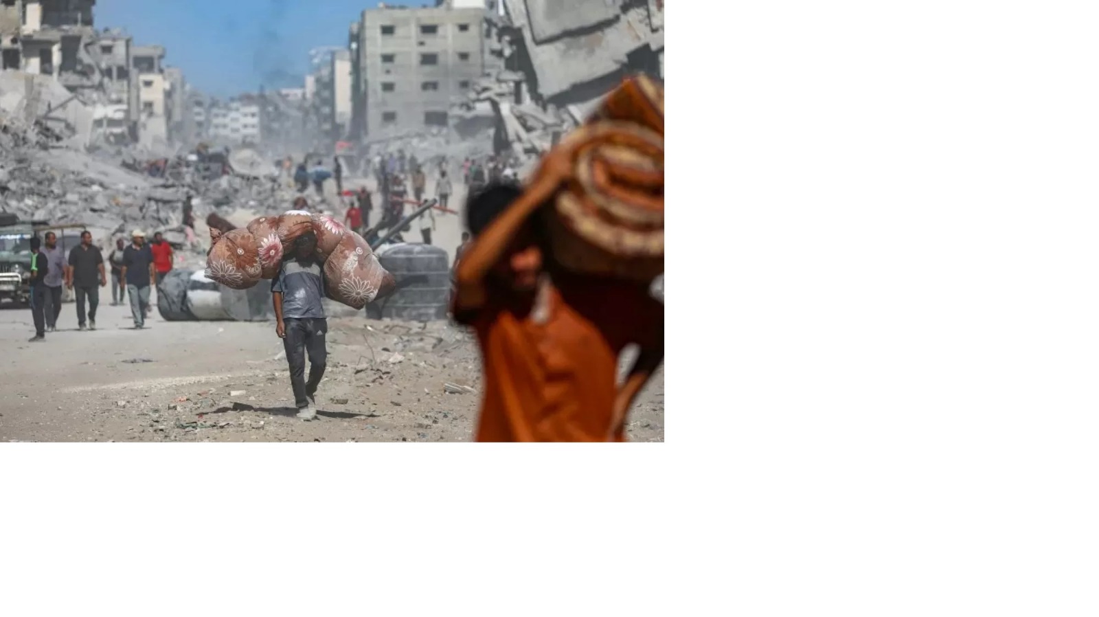 Warga Palestina berjalan di antara puing-puing bangunan yang hancur di tengah gencatan senjata antara Israel dan Hamas, di Kota Gaza. (Mohammed Sabre/EPA)