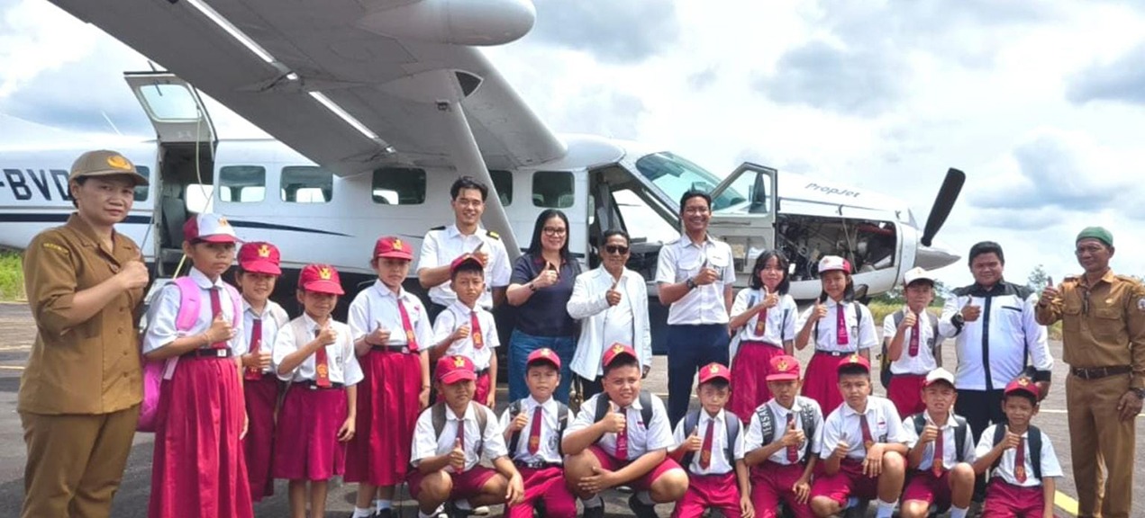 Bupati Mura, Heriyus didampingi Istri Warnita Heriyus disambut Puluhan Siswa Siswi SDN 1 Oreng usai mendarat di Bandara Durung Kecamatan Tanah Siang. IST