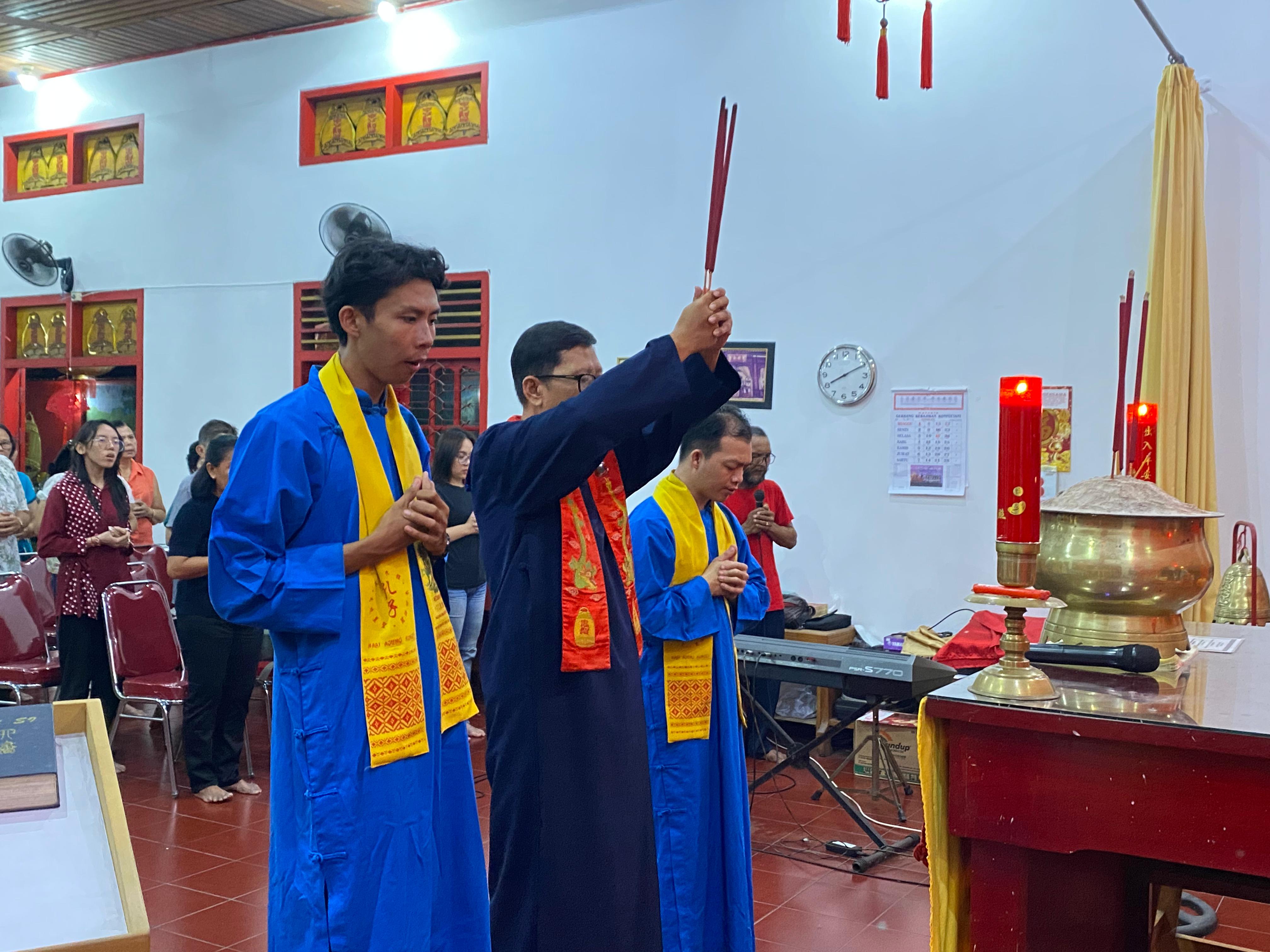 Umat Konghucu beribadah Er Shi Sheng An di Klenteng Harmoni Kehidupan Sampit.MIFTAH/KALTENGPOS.JAWAPOS.COM