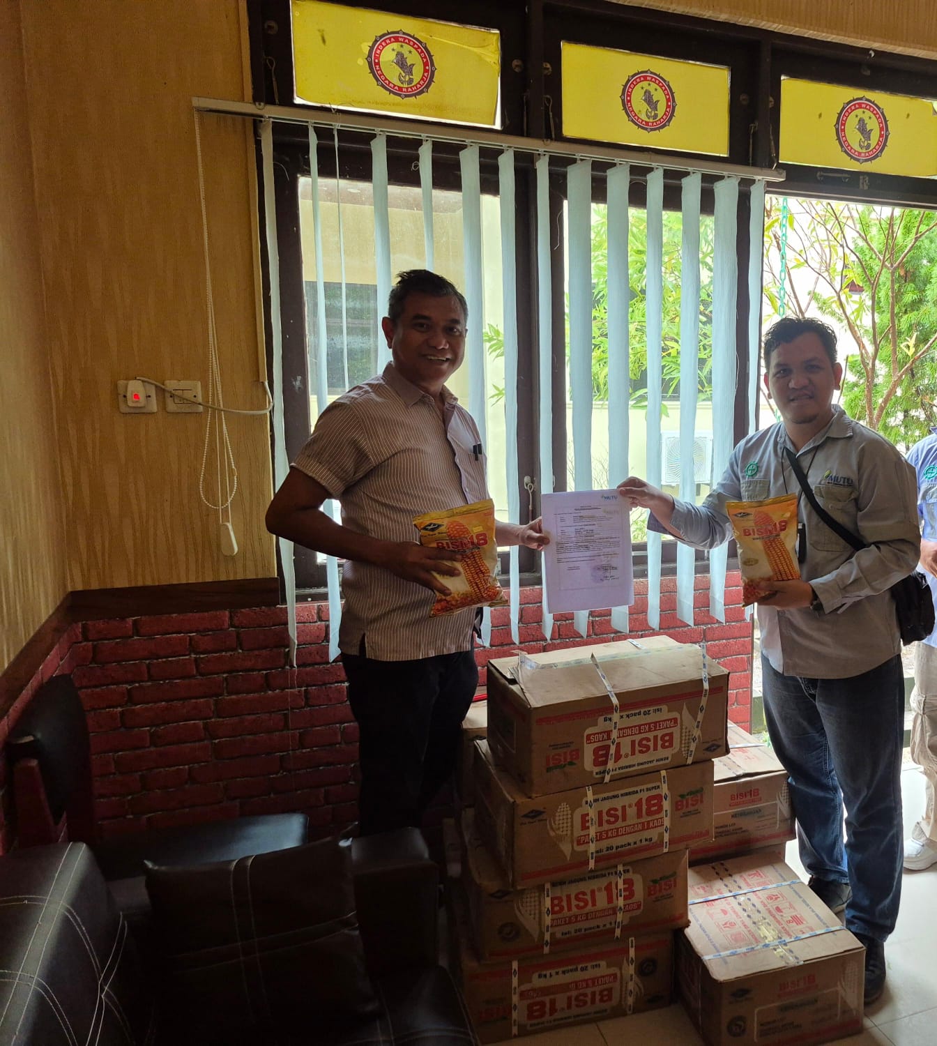 Kasatintelkam Polres Barsel saat menerima bantuan bibit jagung hibrida dari PT MUTU. HUMAS