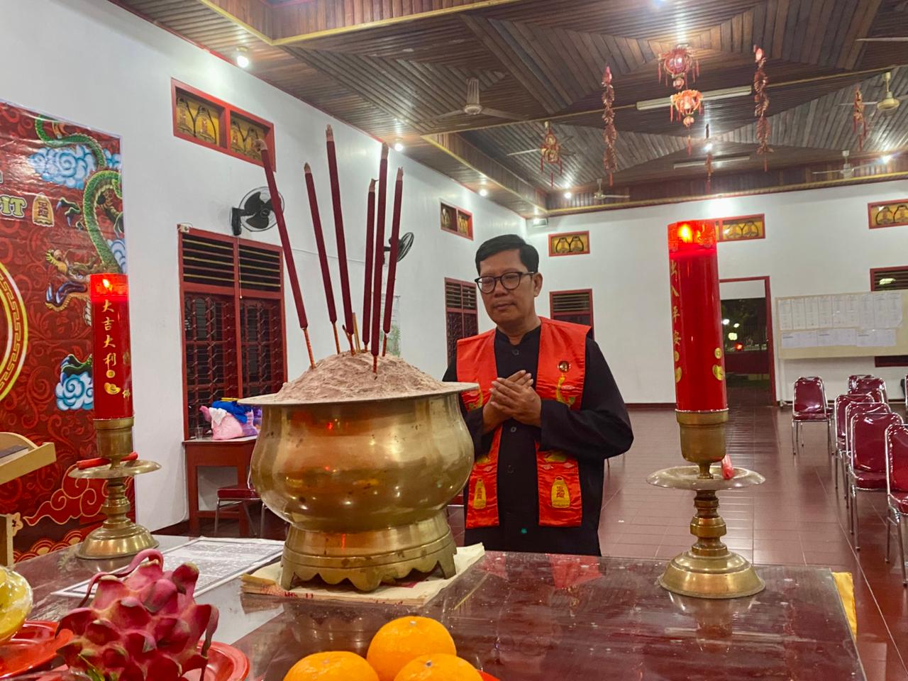 Wenshi Suhardi, Pemuka Agama Konghucu saat ibadah. MIFTAH/KALTENGPOS.JAWAPOS.COM