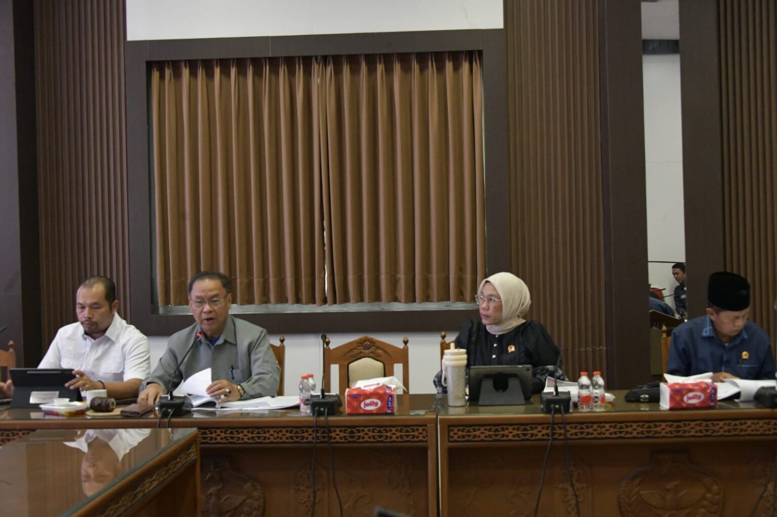 Ketua Pansus, Sugiyarto bersama anggota pansus saat rapat Raperda tentang Penyelenggaraan Perpustakaan dan Penyelenggaraan Kearsipan, Selasa (10/2/2026). SHAFA/KALTENG POS