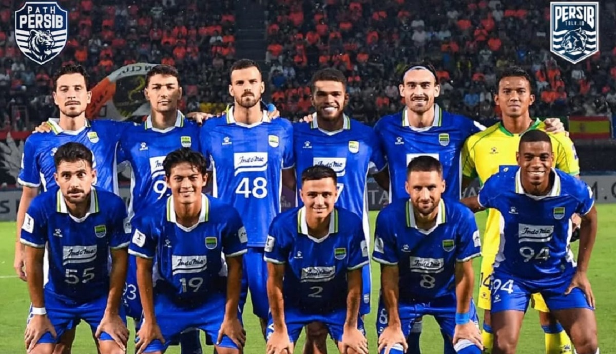 Para pemain Persib Bandung berfoto sebelum laga kontra Ratchaburi FC pada leg pertama babak 16 Besar ACL Two 2025/2026. (Sumber: Instagram @persibtalk.id)