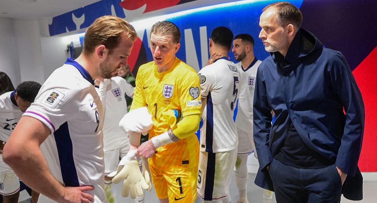 Thomas Tuchel bersama sejumlah pemain Timnas Inggris sebelum memasuki lapangan pertandingan. (Sumber: Getty Images/Michael Regan)