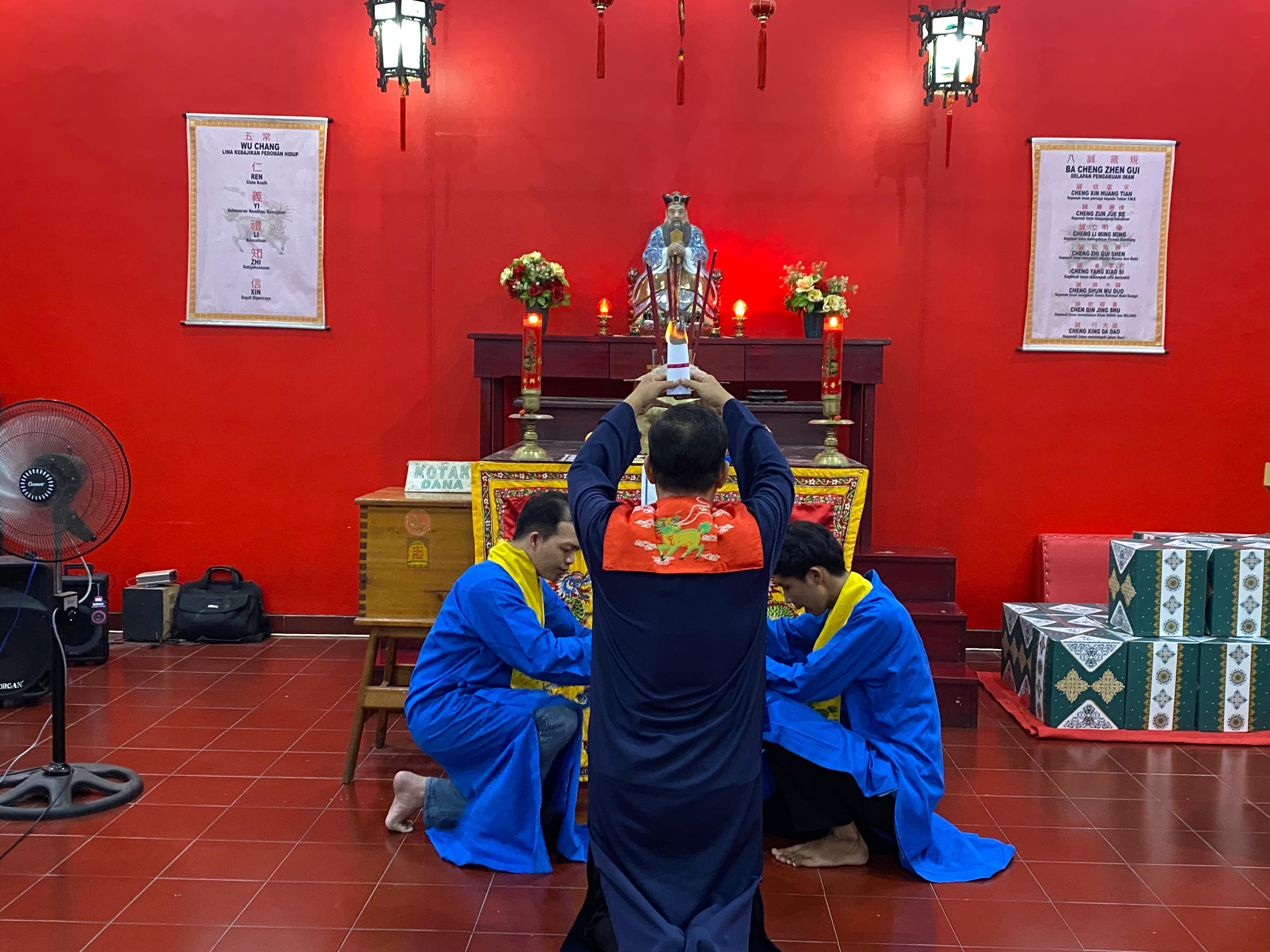 Umat Konghucu beribadah Er Shi Sheng An di Klenteng Harmoni Kehidupan Sampit.MIFTAH/KALTENGPOS.JAWAPOS.COM