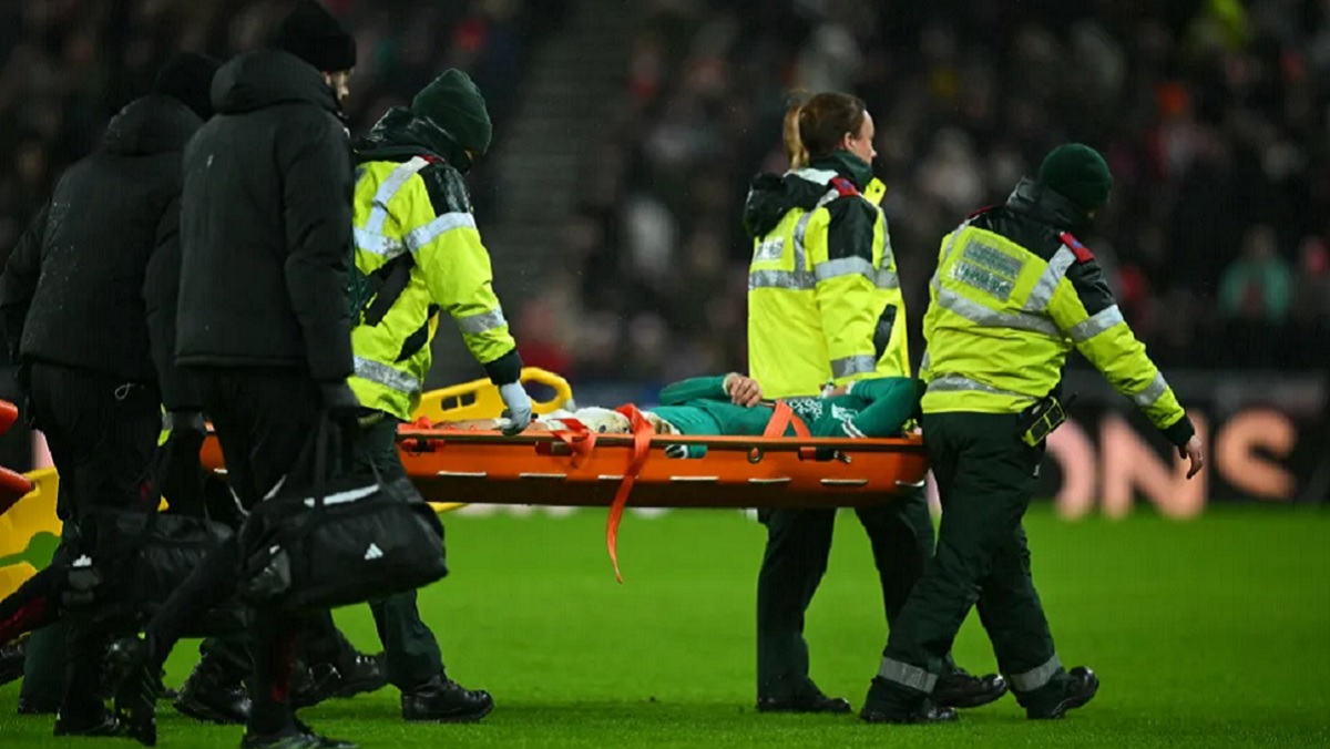 Pemain Liverpool Wataru Endo ditandu ke luar lapangan oleh petugas medis usia mengalami cedera dalam laga kontra Sunderland, Kamis (12/2/2026) dini hari WIB. (Sumber: AFP)