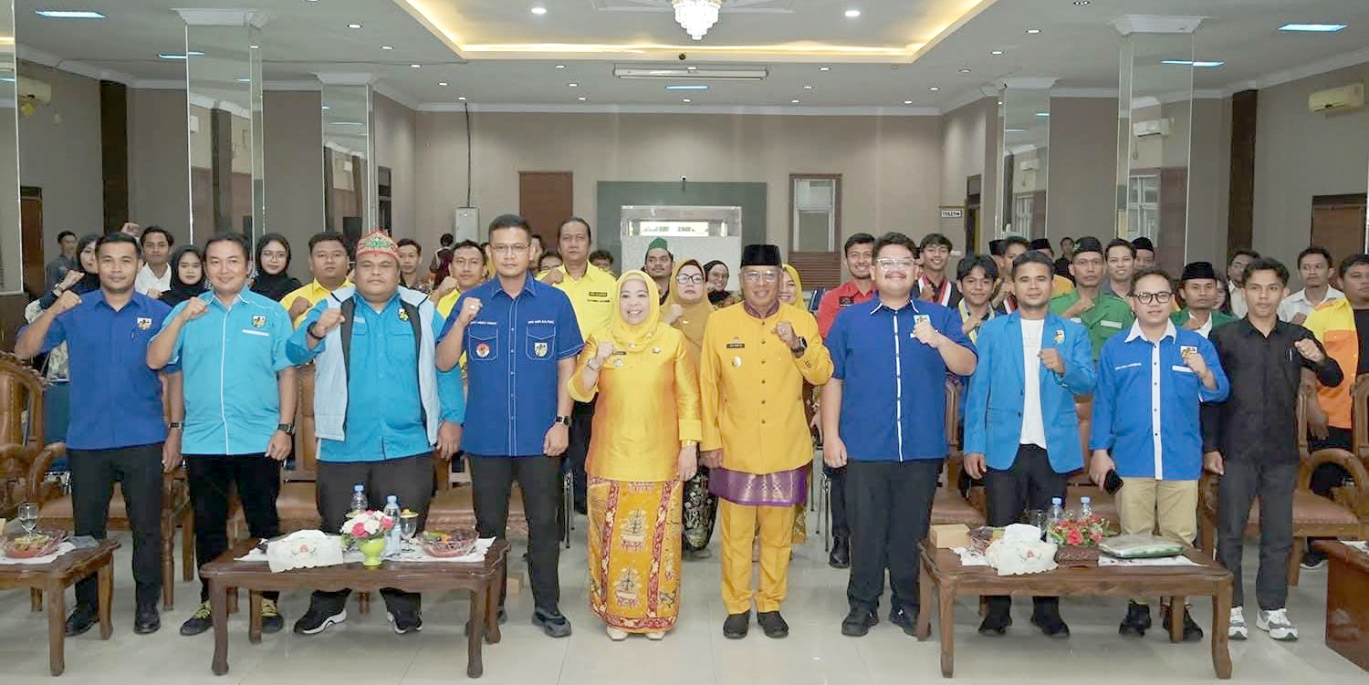 Bupati Kobar, Hj Nurhidayah dan wakil bupati Suyanto usai menghadiri pelantikan KNPI di Aula Sangga Buana, belum lama ini.