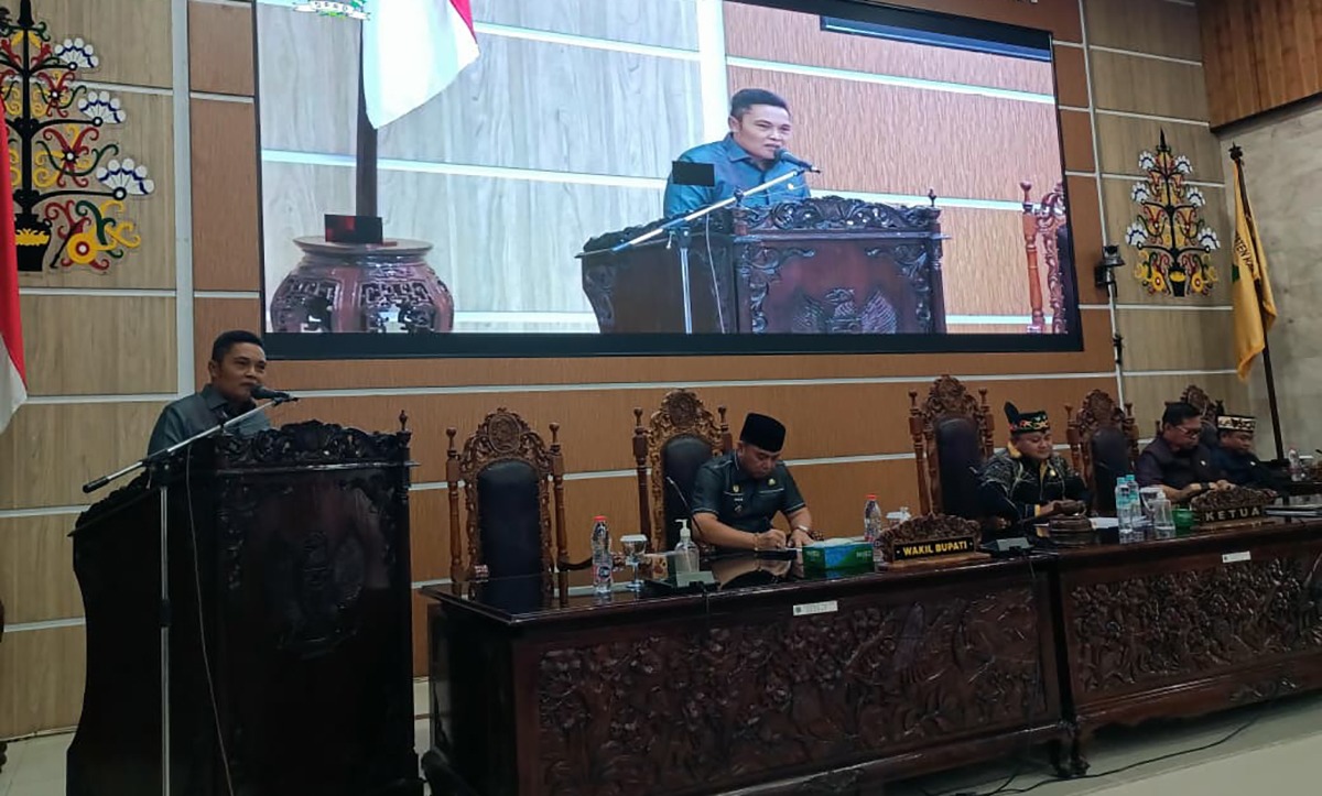 Juru bicara anggota DPRD Kapuas Dapil III H Didi Hartoyo saat menyampaikan laporan hasil reses dalam rapat paripurna, Kamis (12/2). ART/KALTENG POS