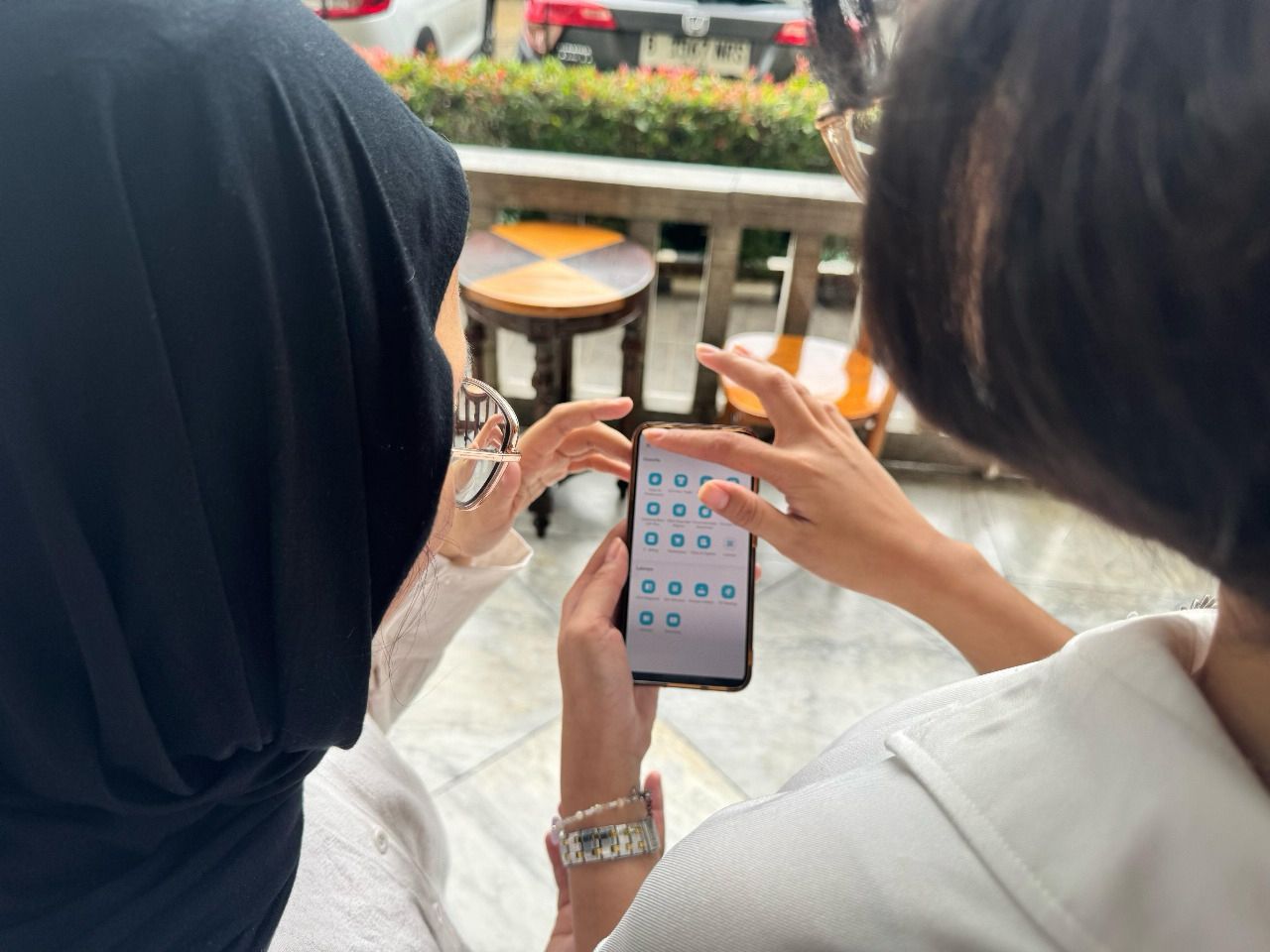 Ilustrasi masyarakat tengah bertransaksi di aplikasi PLN Mobile guna memperoleh promo tambah daya listrik.