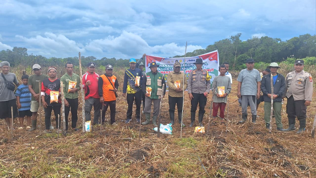 Penanaman jagung di Desa Hanaut.HUMAS