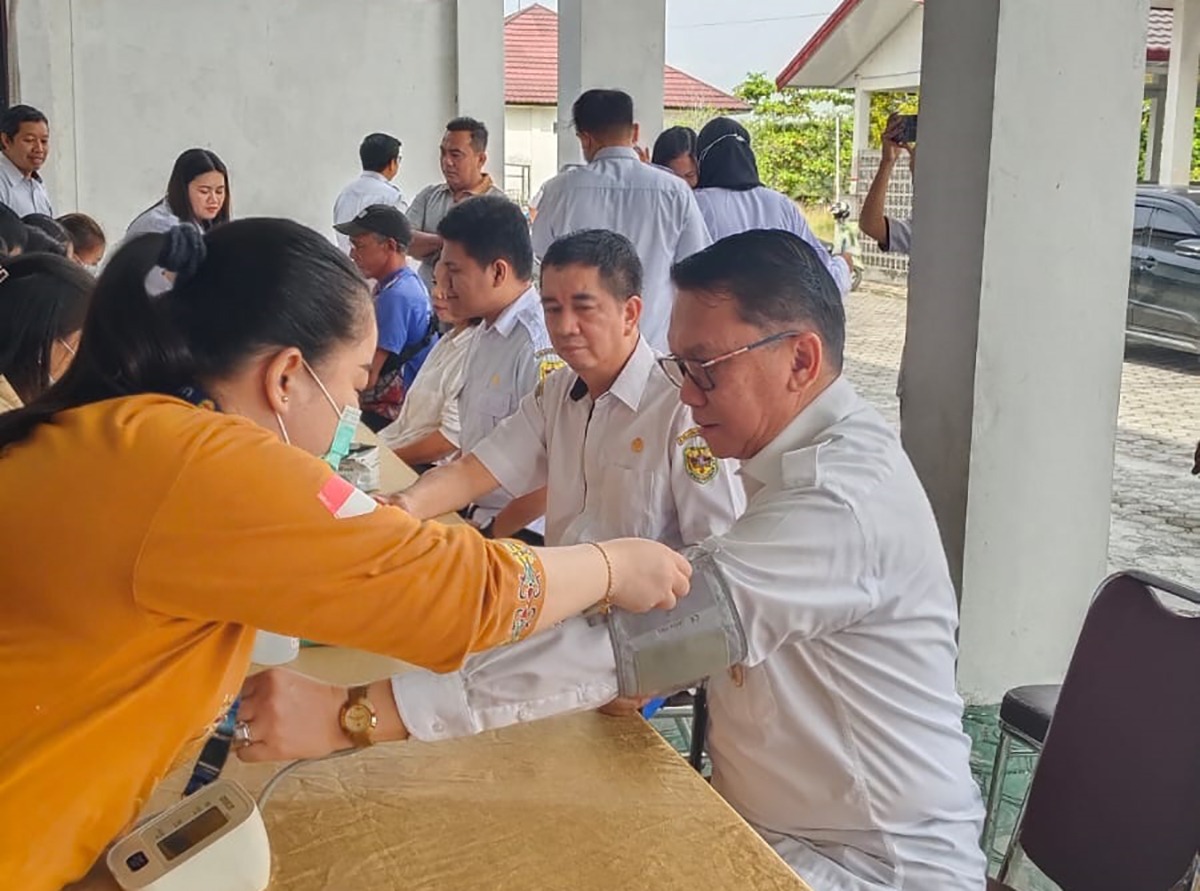 Sekda Gunung Mas, Richard F Lundjo saat melaksanakan pemeriksaan gratis dari tim kesehatan dinkes di halaman belakang kantor bupati setempat, Rabu (11/2/2026).