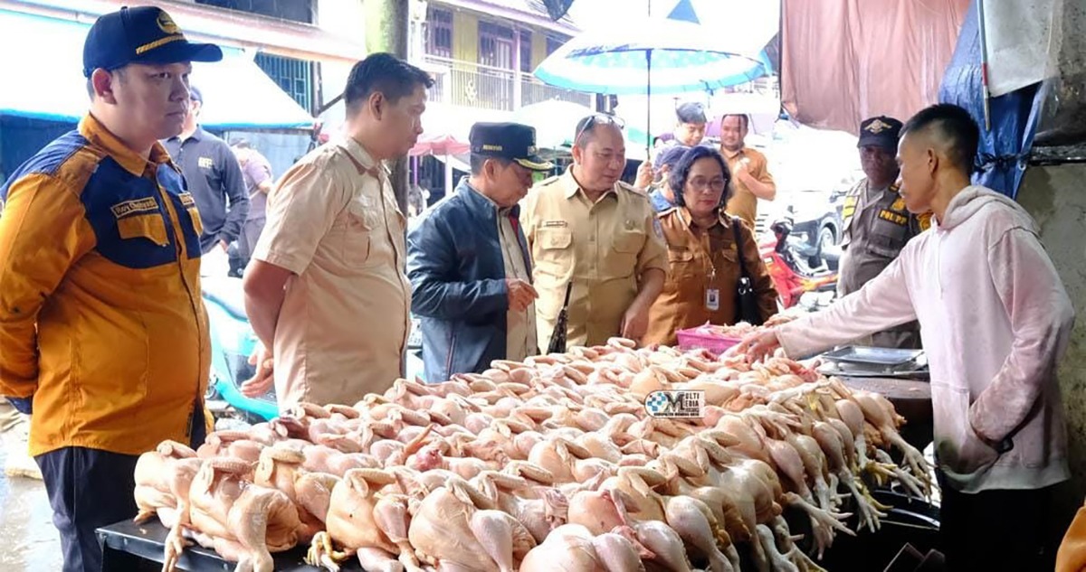 Bupati Mura Heriyus saat meninjau harga bahan menjelang Ramadan.