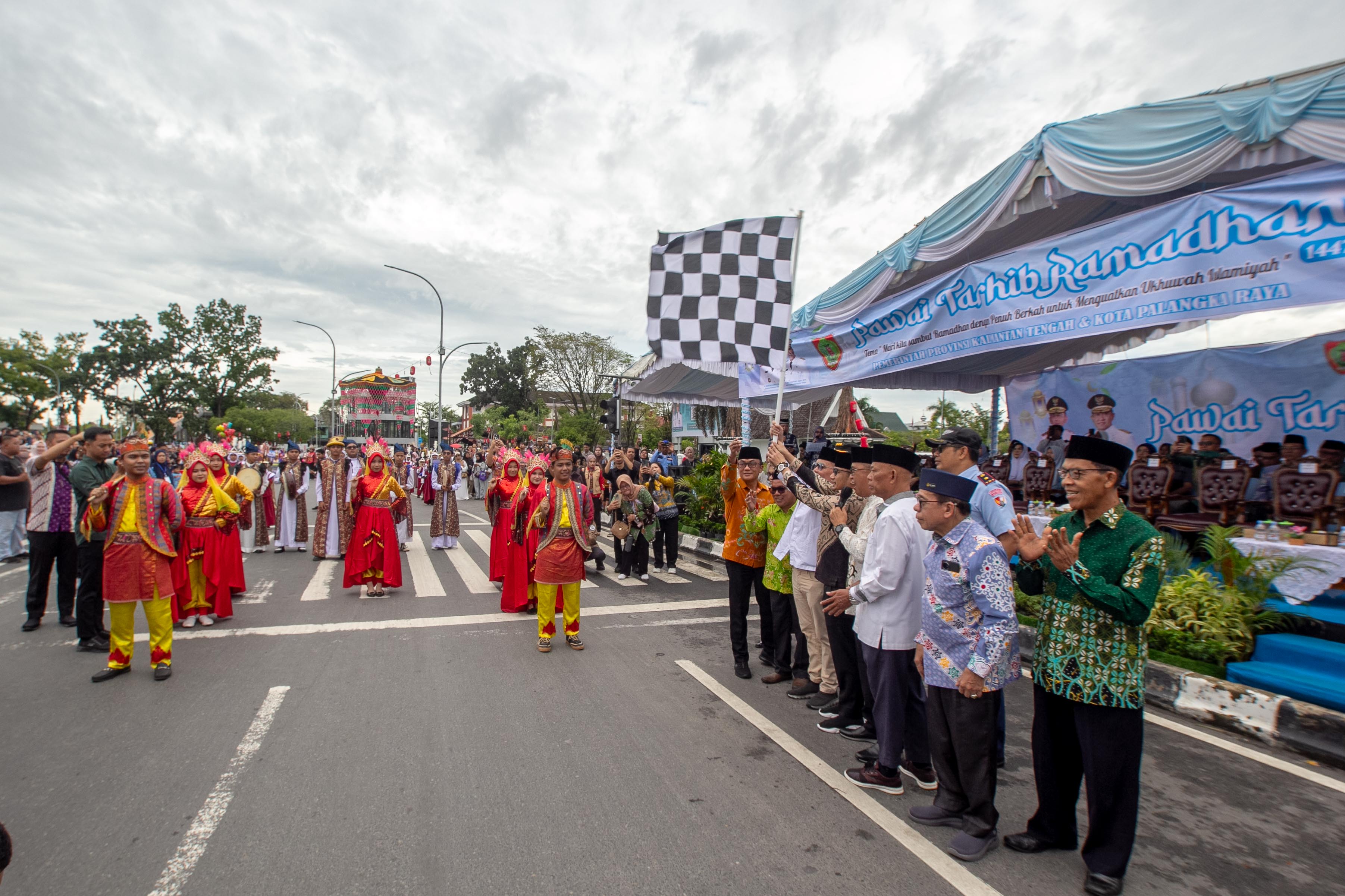 Pawai Tarhib di Bundaran Besar.ARIEF PRATHAMA/KALTENG POS.