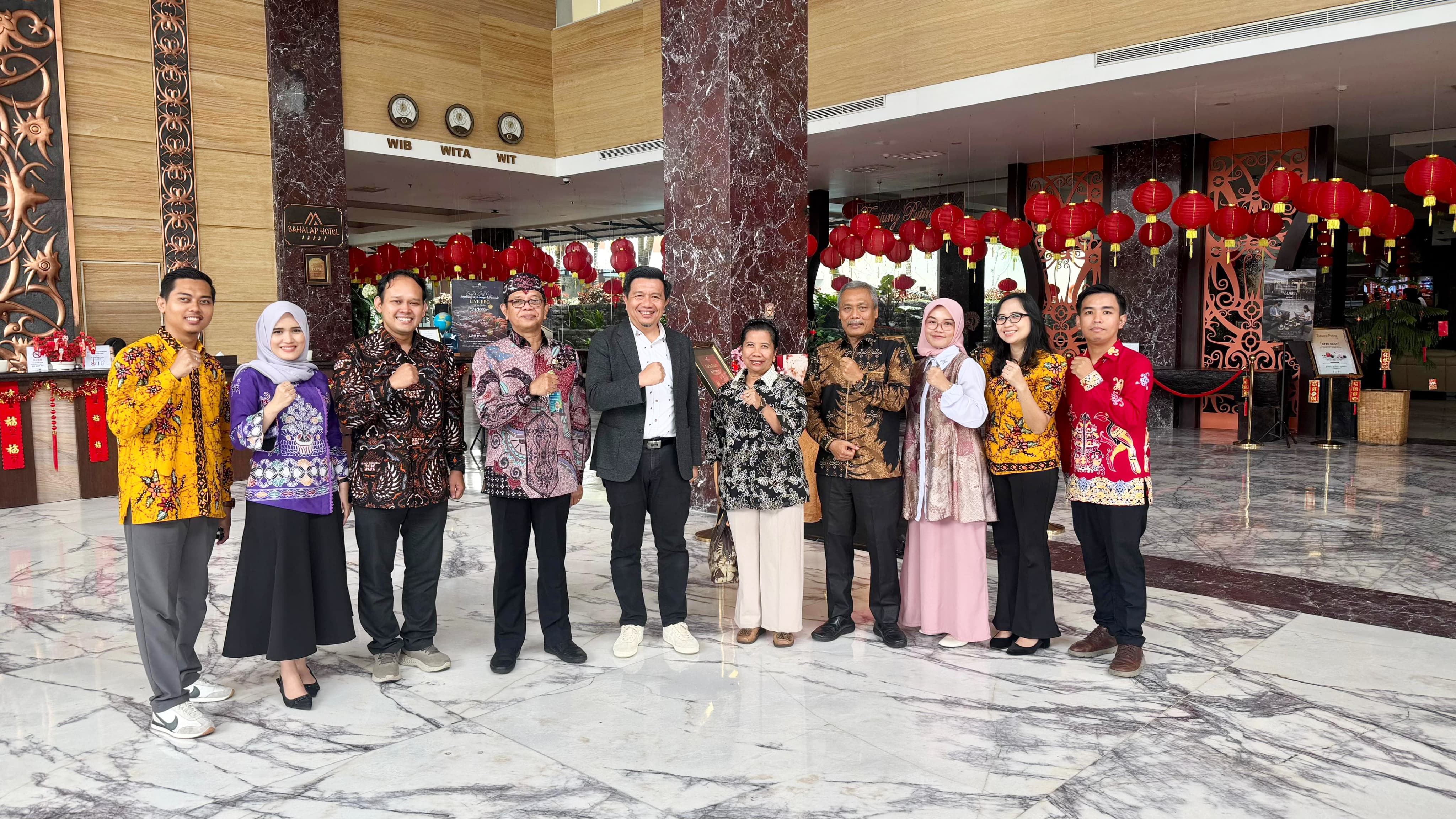 Kebersamaan Ketua APTFI Prof. Dr. apt. Yandi Syukri, M.Si (jas hitam) didampingi oleh Rektor UPR, Prof. Dr. Ir. Salampak, M.S, (4 dari kiri) dan jajaran.
