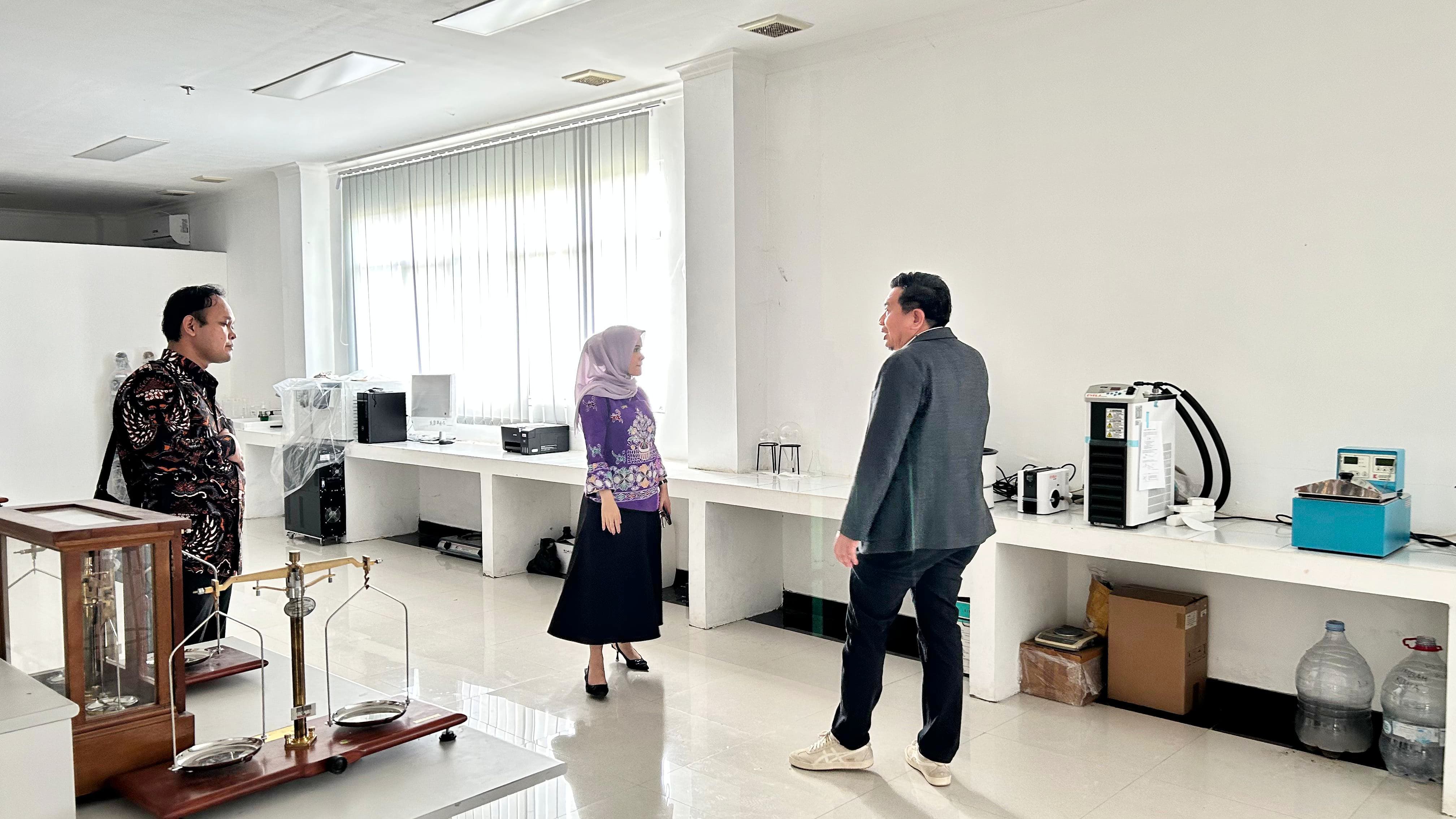 Ketua APTFI Prof. Dr. apt. Yandi Syukri, M.Si, didampingi oleh Rektor UPR, Prof. Dr. Ir. Salampak, M.S, saat melakukan kunjungan di UPR.