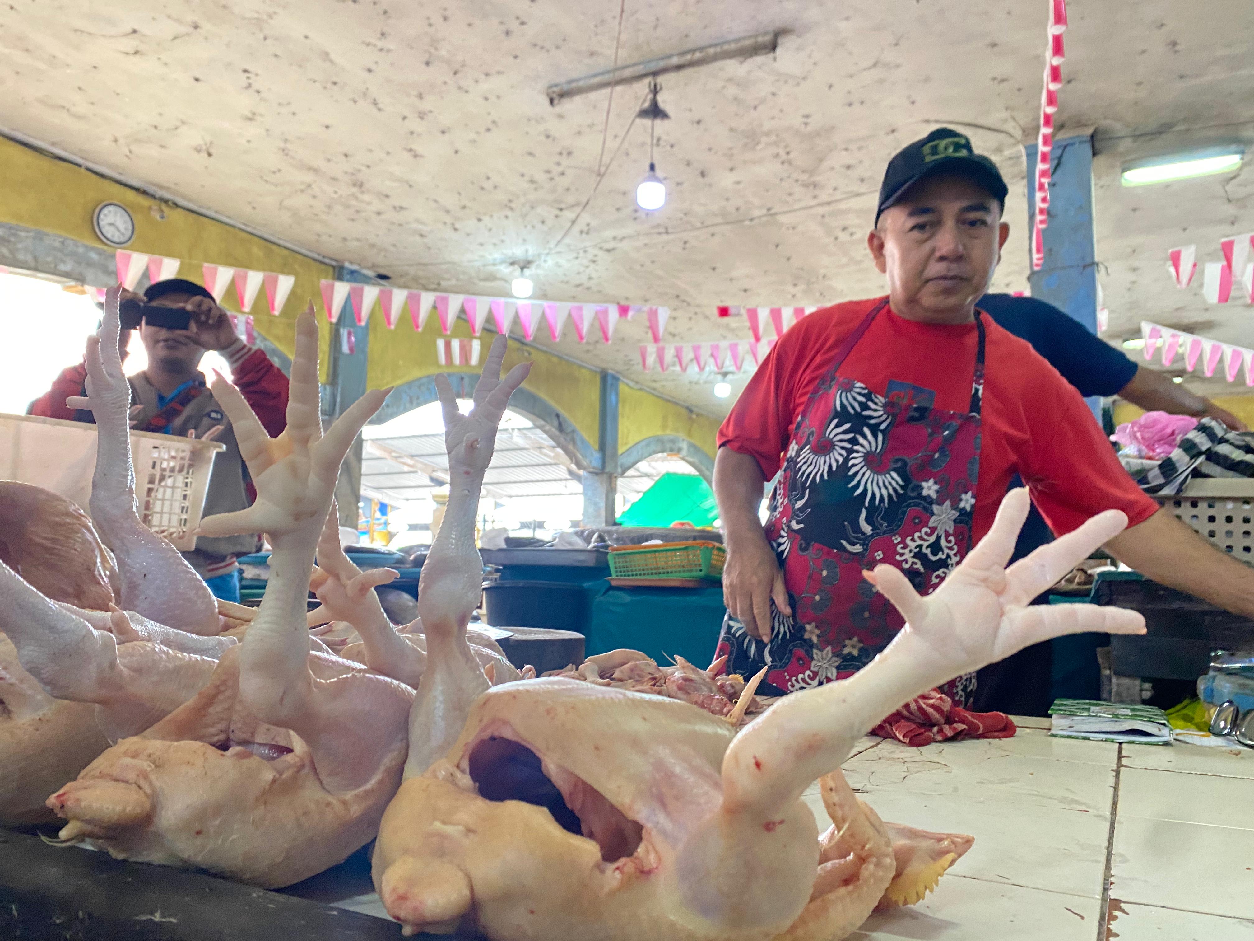 Penjual ayam di Pasar Sampit.MIFTAH/KALTENGPOS.JAWAPOS.COM