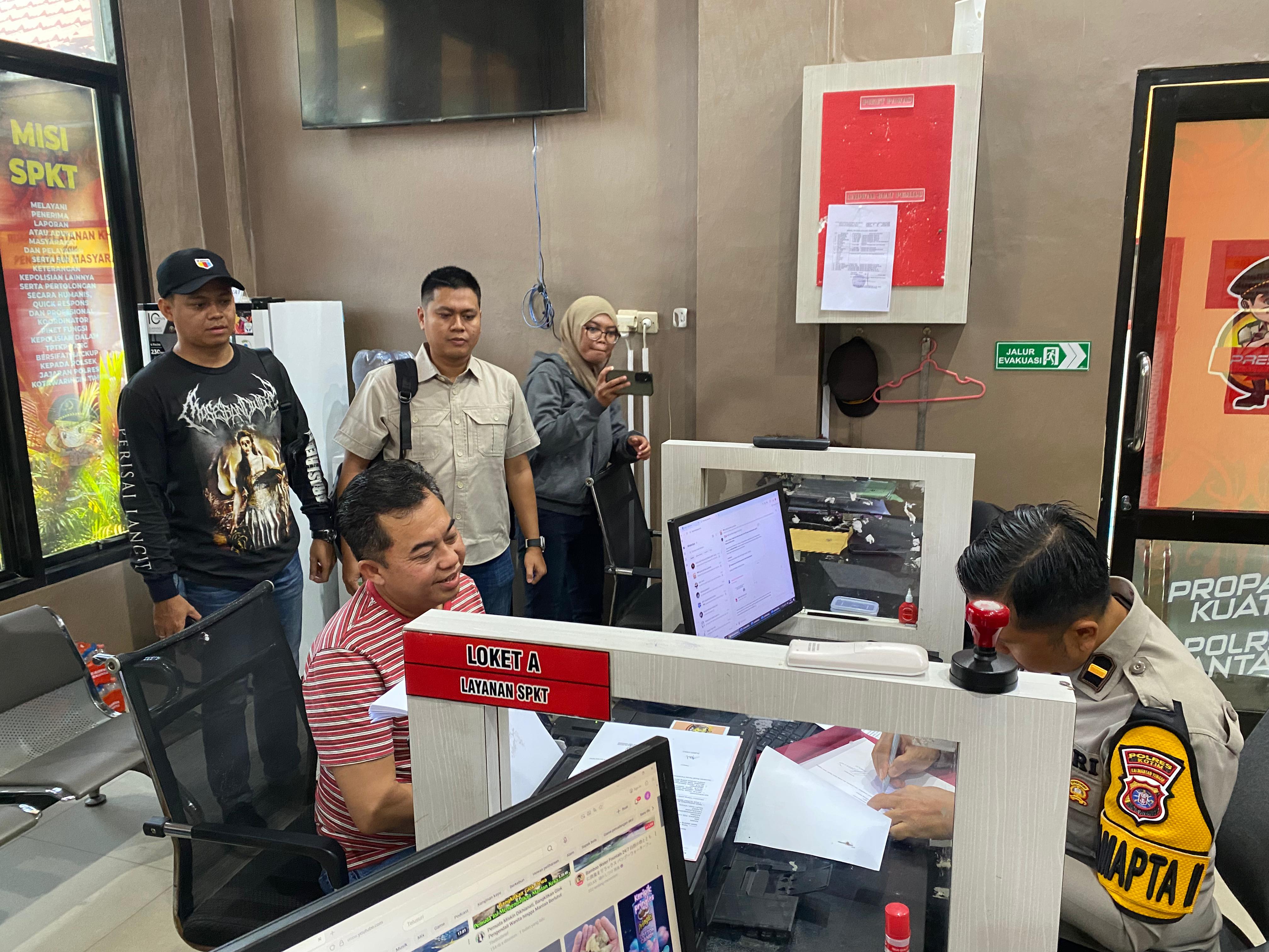 Rimbun saat melapor pencemaran nama baik di Polres Kotim.MIFTAH/KALTENGPOS.JAWAPOS.COM