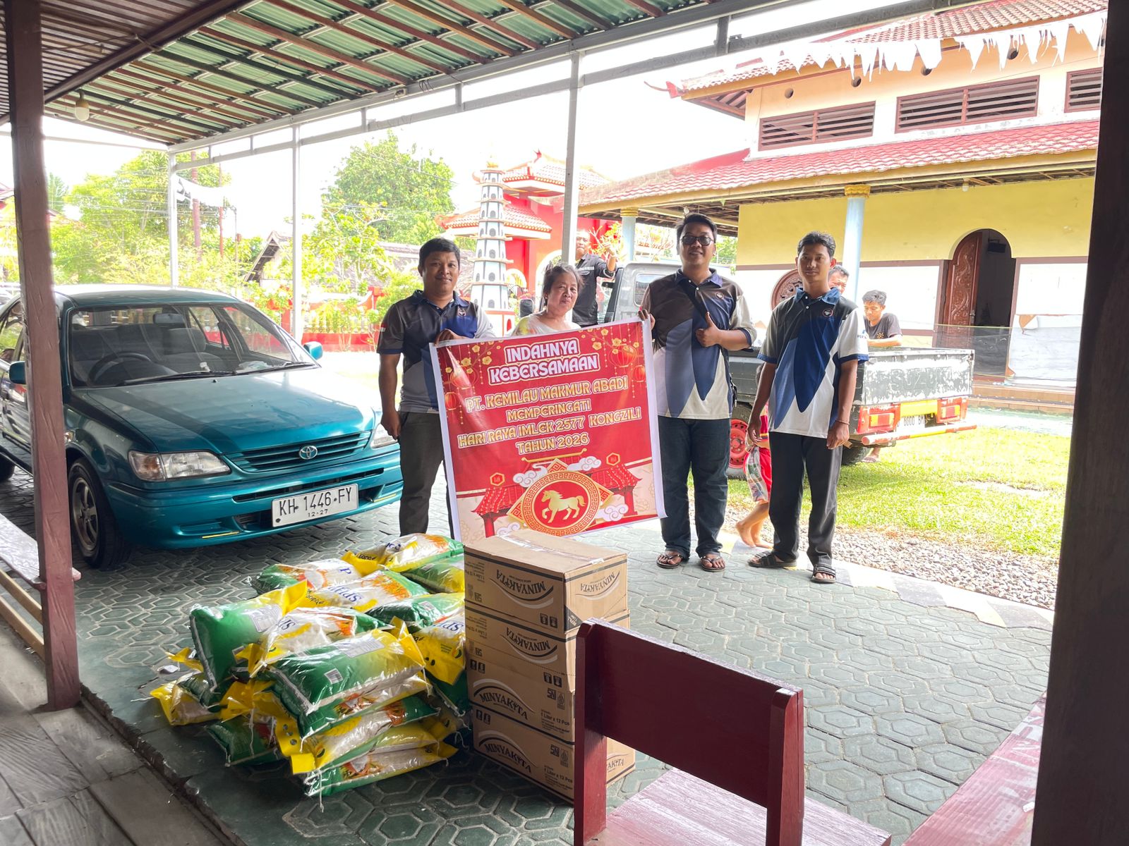 Pembagian sembako ke vihara.