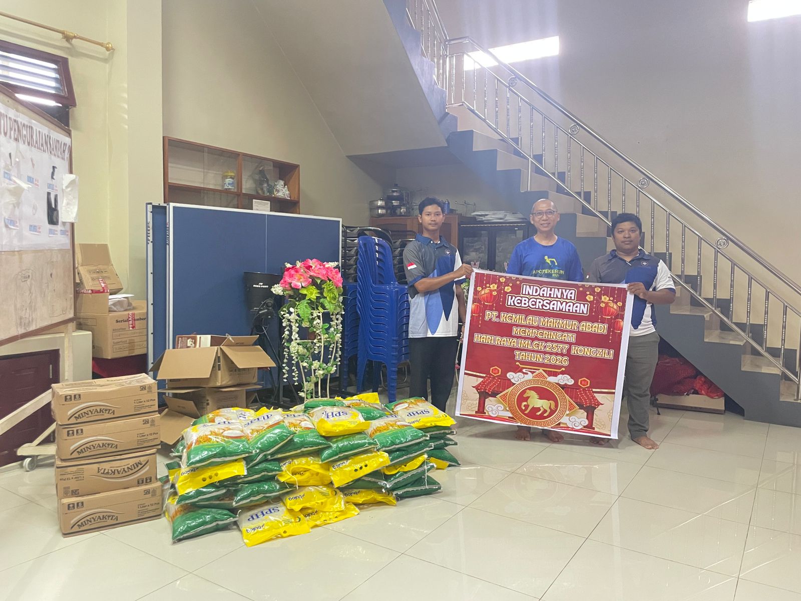 PT Kemilau Makmur Abadi (KMA) menyalurkan ratusan paket sembako kepada umat di Vihara