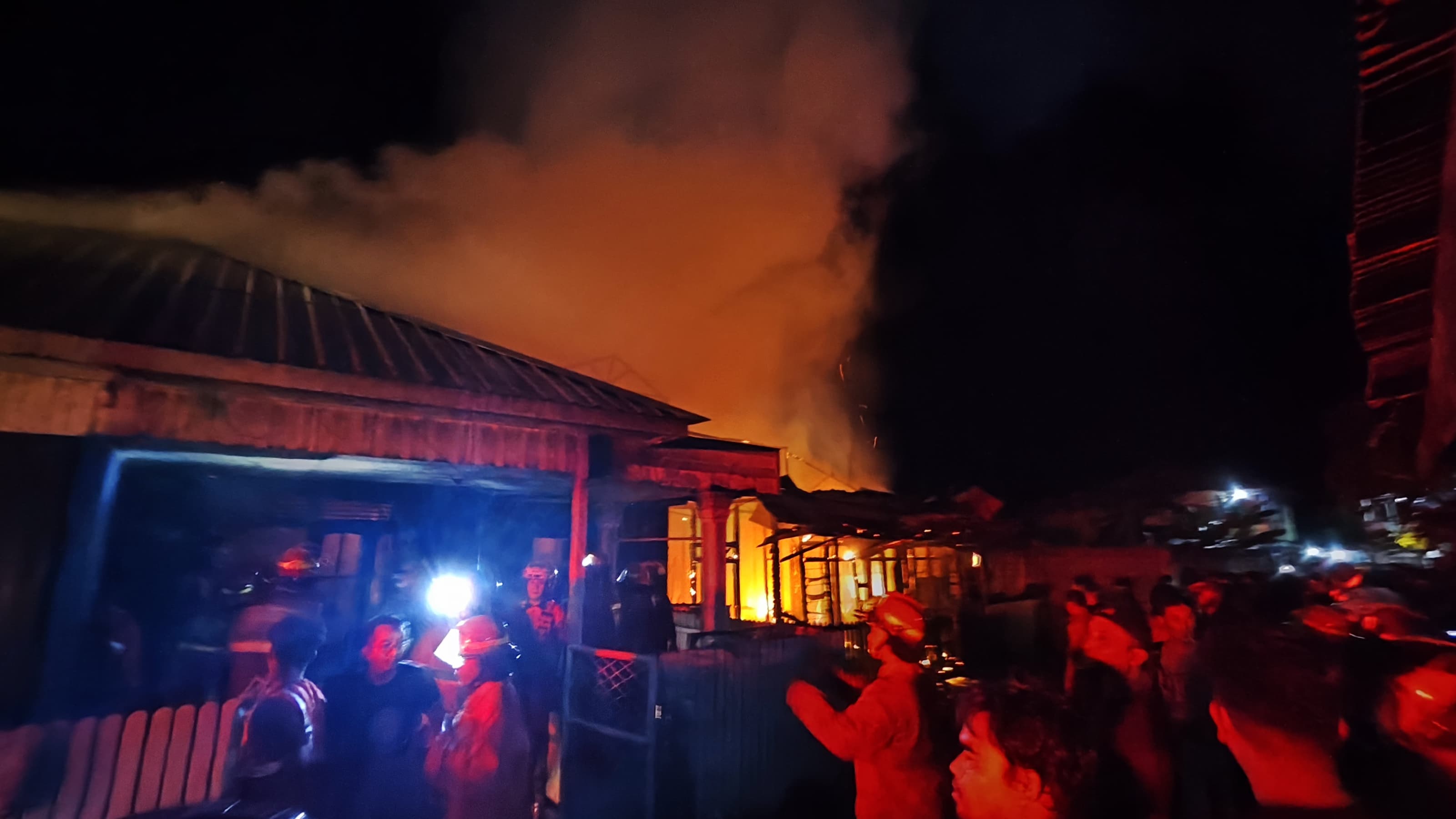 Pemadaman kebakaran di Jalan Panglima Batur.DENAR/KALTENG POS.
