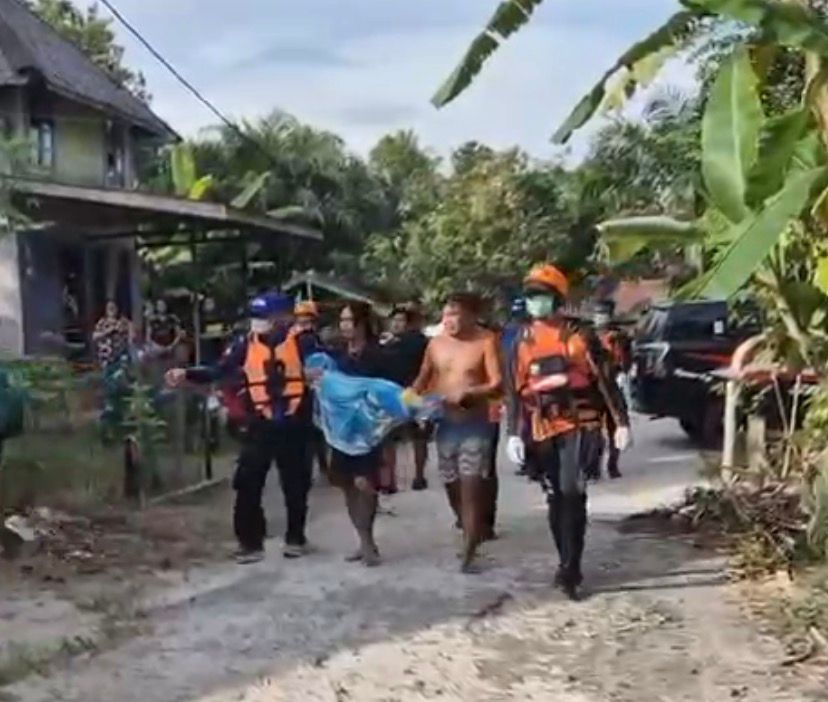 Korban dibawa ke rumah duka.