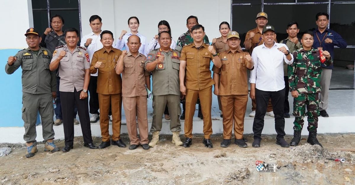 Asisten III Setda Mura, Andri Raya mewakili Bupati Mura, Heriyus foto bersama setelah melakukan peninjauan SPPG, Senin (9/2/2026). IST