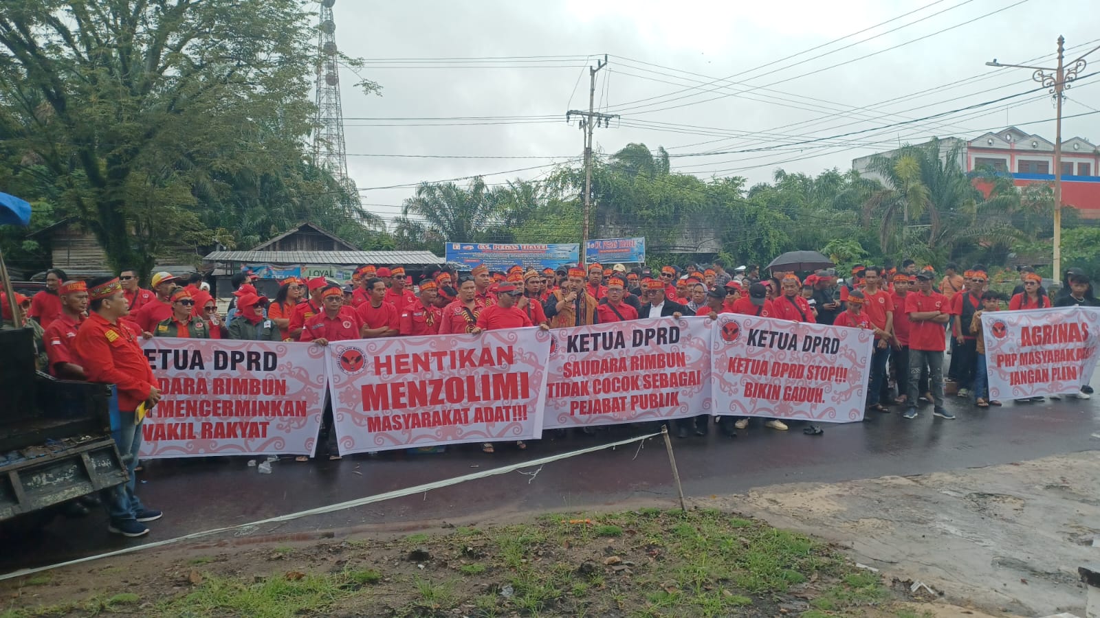 Massa saat melakukan demo di depan kantor DPRD Kotim, Jumat (13/2/2026). BAHRI/KALTENG POS