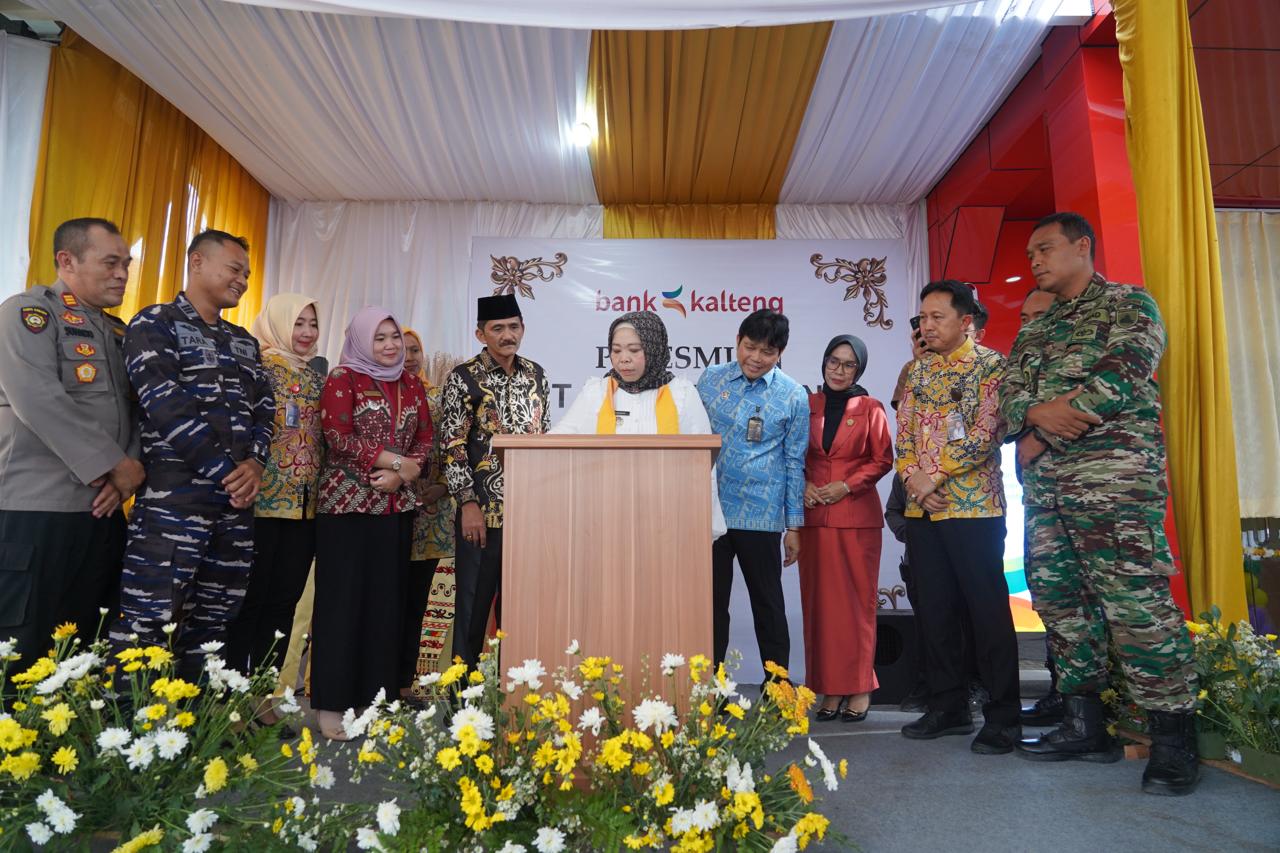 Bupati Kobar Hj Nurhidayah saat meresmikan KCP Bank Kalteng di Kecamatan Pangkalan Lada, Pangkalan Bun, Jumat (13/2/2026).