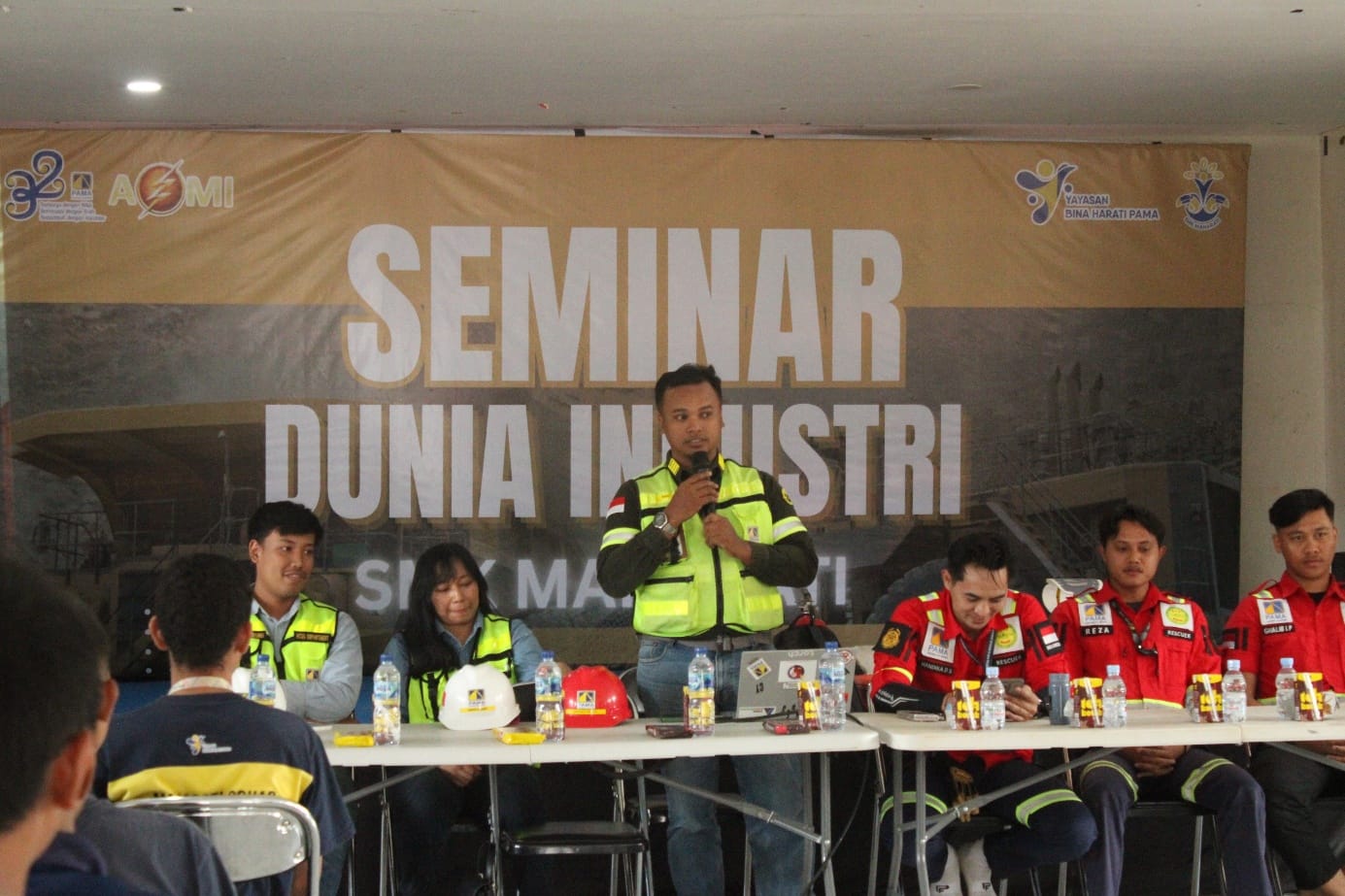 Aji Santoso, Fire & Emergency Response Coordinator - PAMA ASMI membuka kegiatan Profesional Goes to School di SMK Maharati.