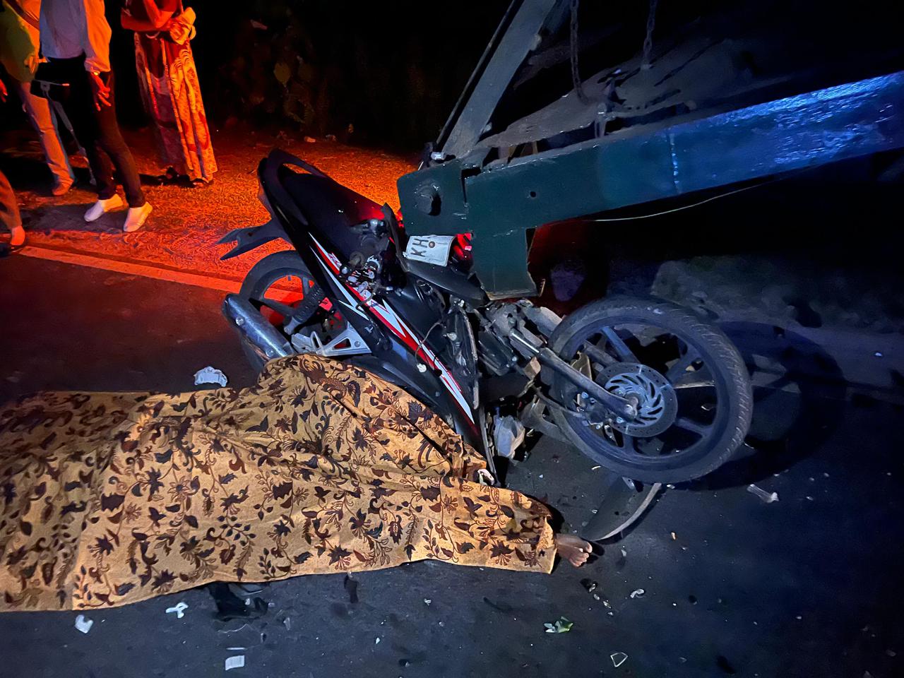 Kendaraan yang dikendarai mahasiswi menabrak tronton mogok.SATLANTAS