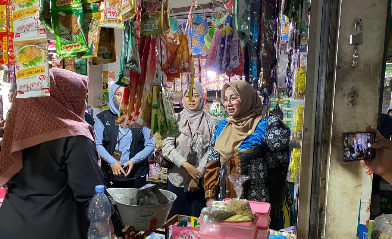 Wakil Bupati Kotim, Irawati, memantau harga dan ketersediaan bahan pokok di Pasar PPM Sampit, Jumat (13/2). MIFTAH/KALTENG POS