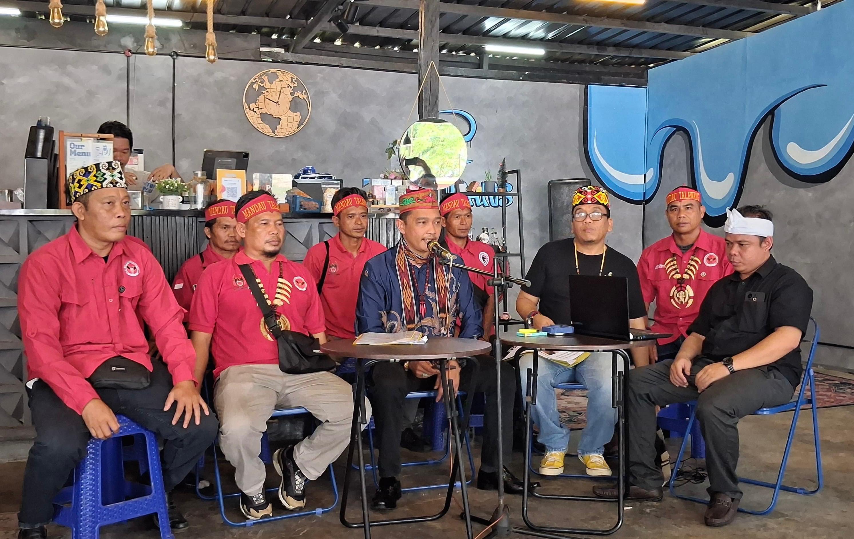 Tantara Lawung Adat Mandau Talawang jumpa pers polemik dengan Ketua DPRD Kotim. MIFTAH/KALTENGPOS.JAWAPOS.COM