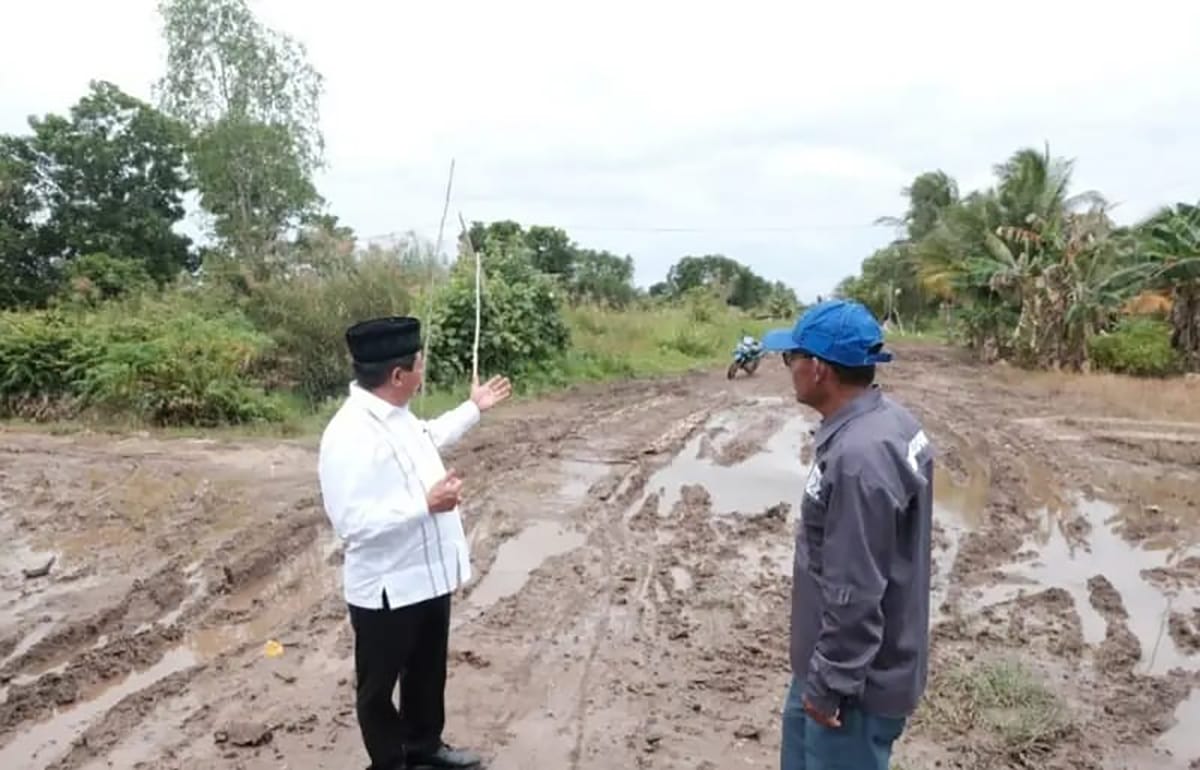 Bupati Kapuas H Muhammad Wiyatno melakukan pengecekan ruas jalan di wilayah Desa Terusan Kecamatan Bataguh.