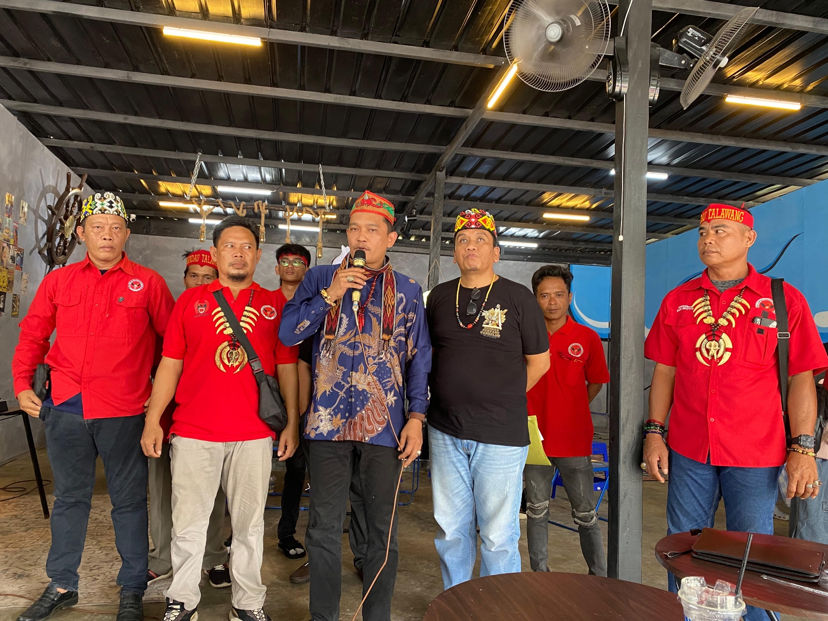 Polemik Tantara Lawung Adat Mandau Talawang dengan Ketua DPRD Kotim.MIFTAH/KALTENGPOS.JAWAPOS.COM 