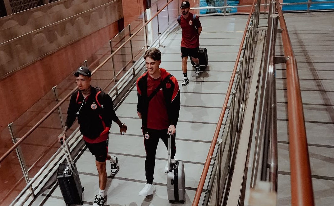 Dua rekrutan anyar Persija Jakarta, Shayne Pattynama dan Mauro Zijlstra, berada di bandara dalam perjalanan menuju Bali untuk laga melawan Bali United. (Sumber: Instagram @persija)