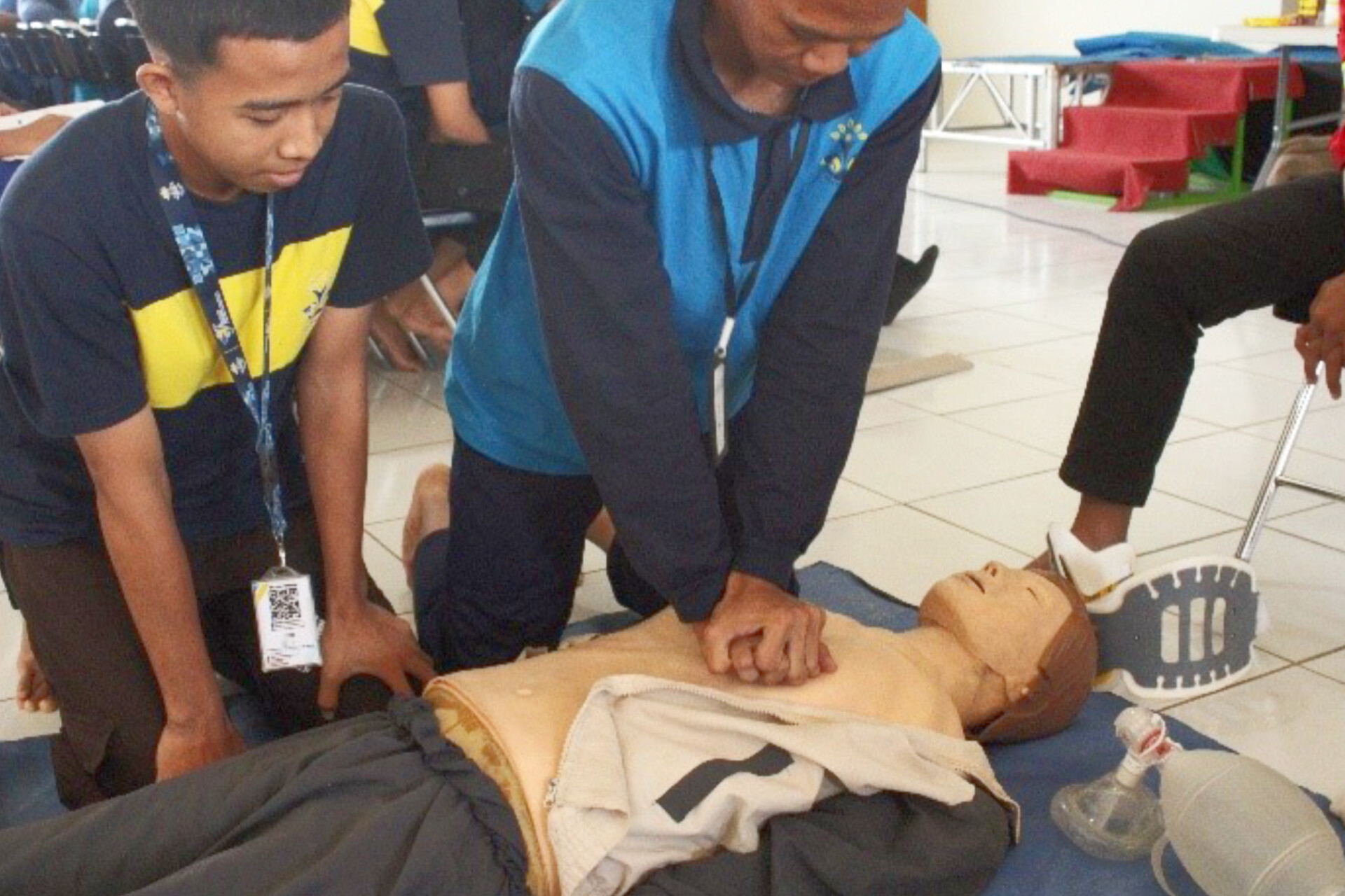 Siswa SMK Maharati ketika mengikuti pelatihan kesiapsiagaan bencana dan praktik dasar pertolongan pertama pada korban. HUMAS