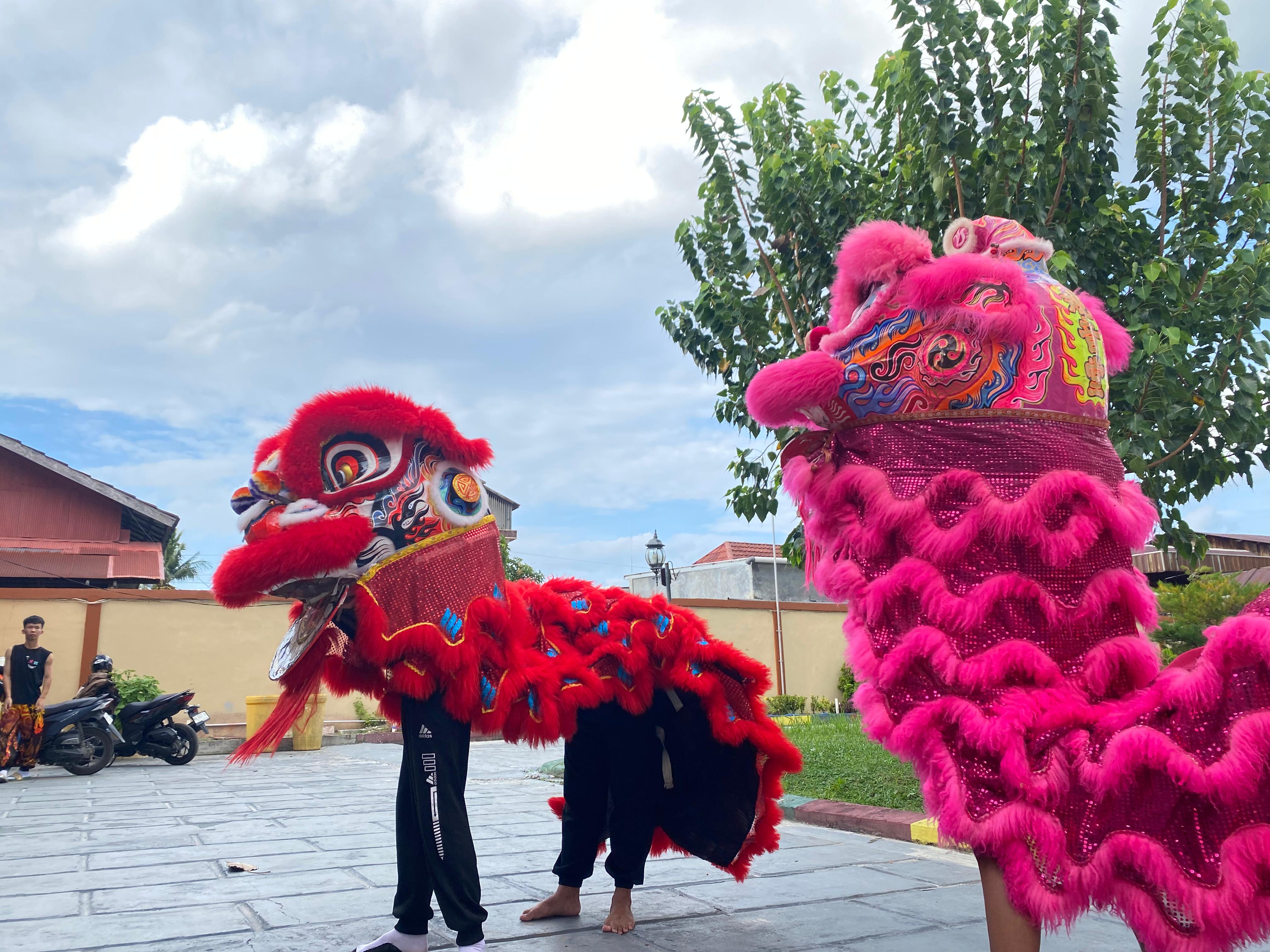 Aksi barongsai saat Imlek.MIFTAH/KALTENGPOS.JAWAPOS.COM