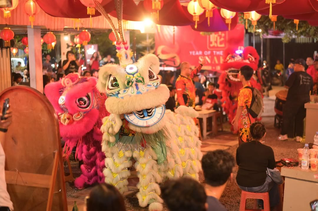 Pertunjukan barongsai saat Imlek.