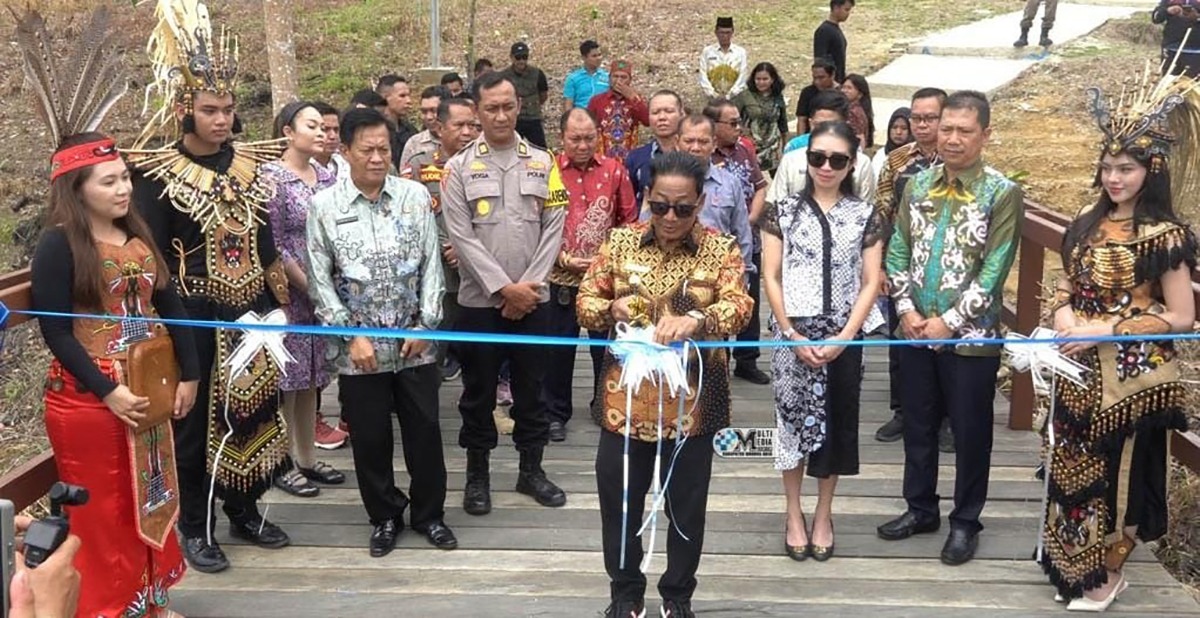 Bupati Mura, Heriyus saat memotong pita peresmian Taman Kota Pasir Putih, Jumat (13/2). IST